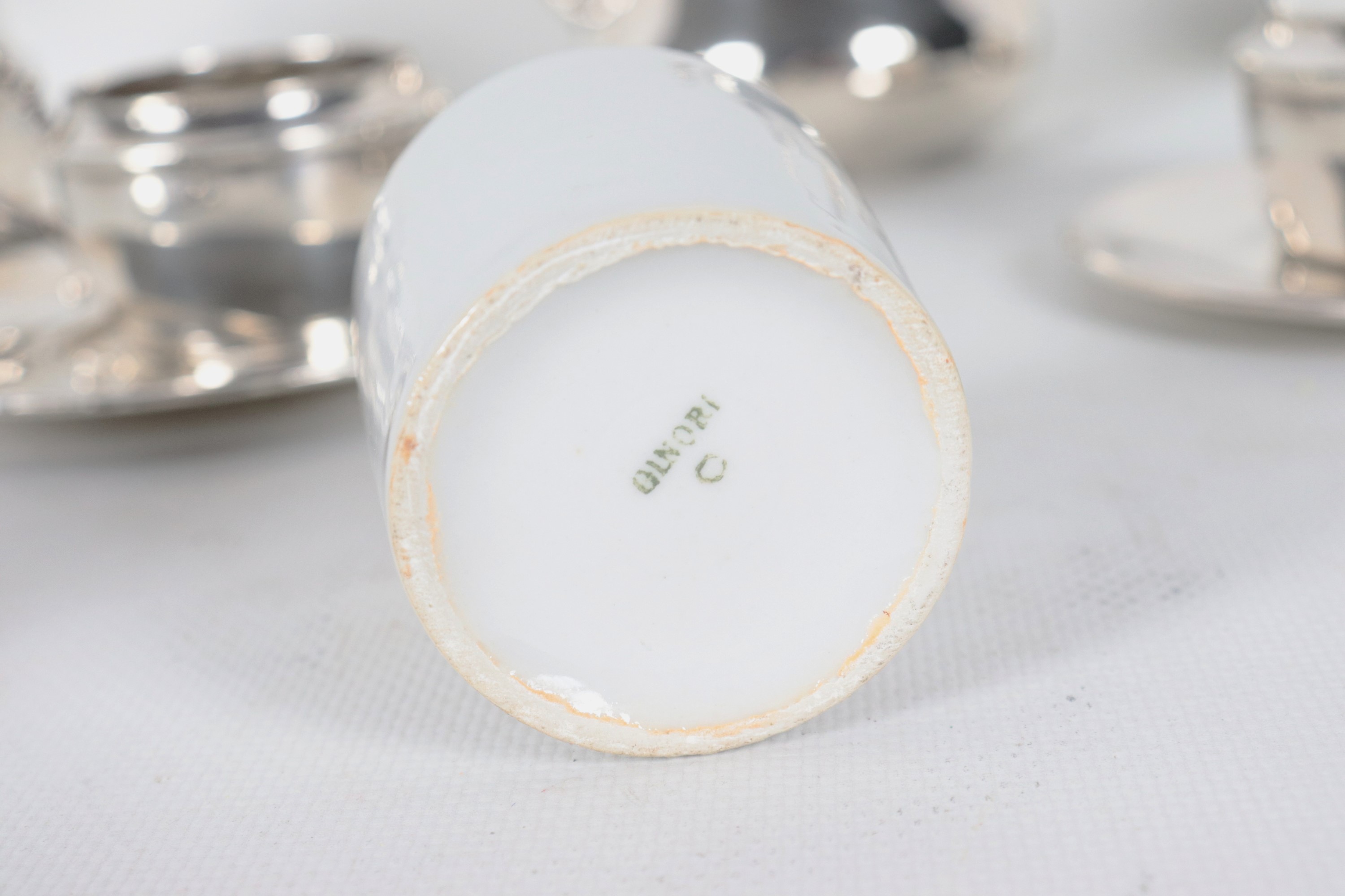 Set da caffè in argento di sei tazzine con piattini e una piccola zuccheriera, peso netto dell'ar...