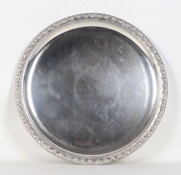 Vassoio tondo in argento con bordo sbalzato a motivi di foglie d'acanto, gr. 1100