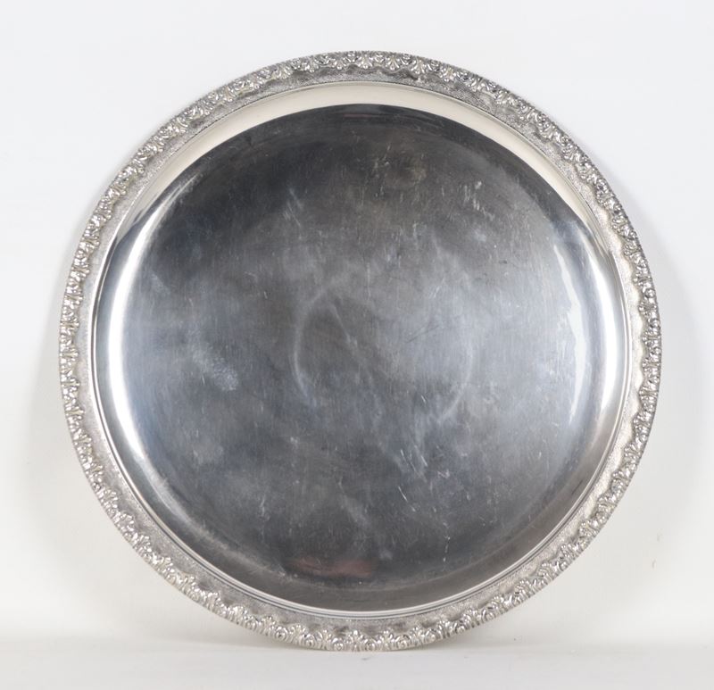 Vassoio tondo in argento con bordo sbalzato a motivi di foglie d'acanto, gr. 1100
