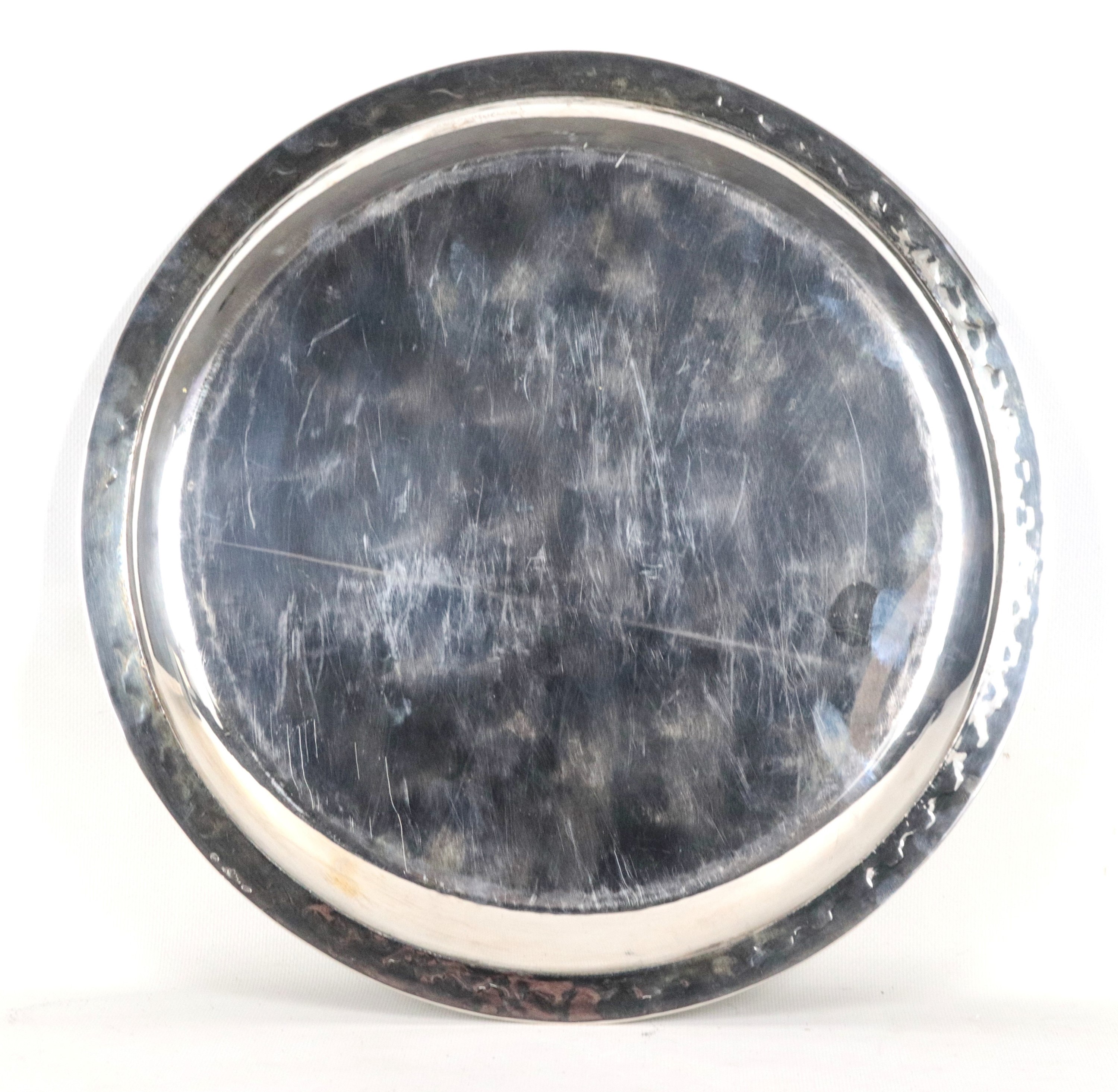 Vassoio tondo in argento con bordo sbalzato a motivi di foglie d'acanto, gr. 1100