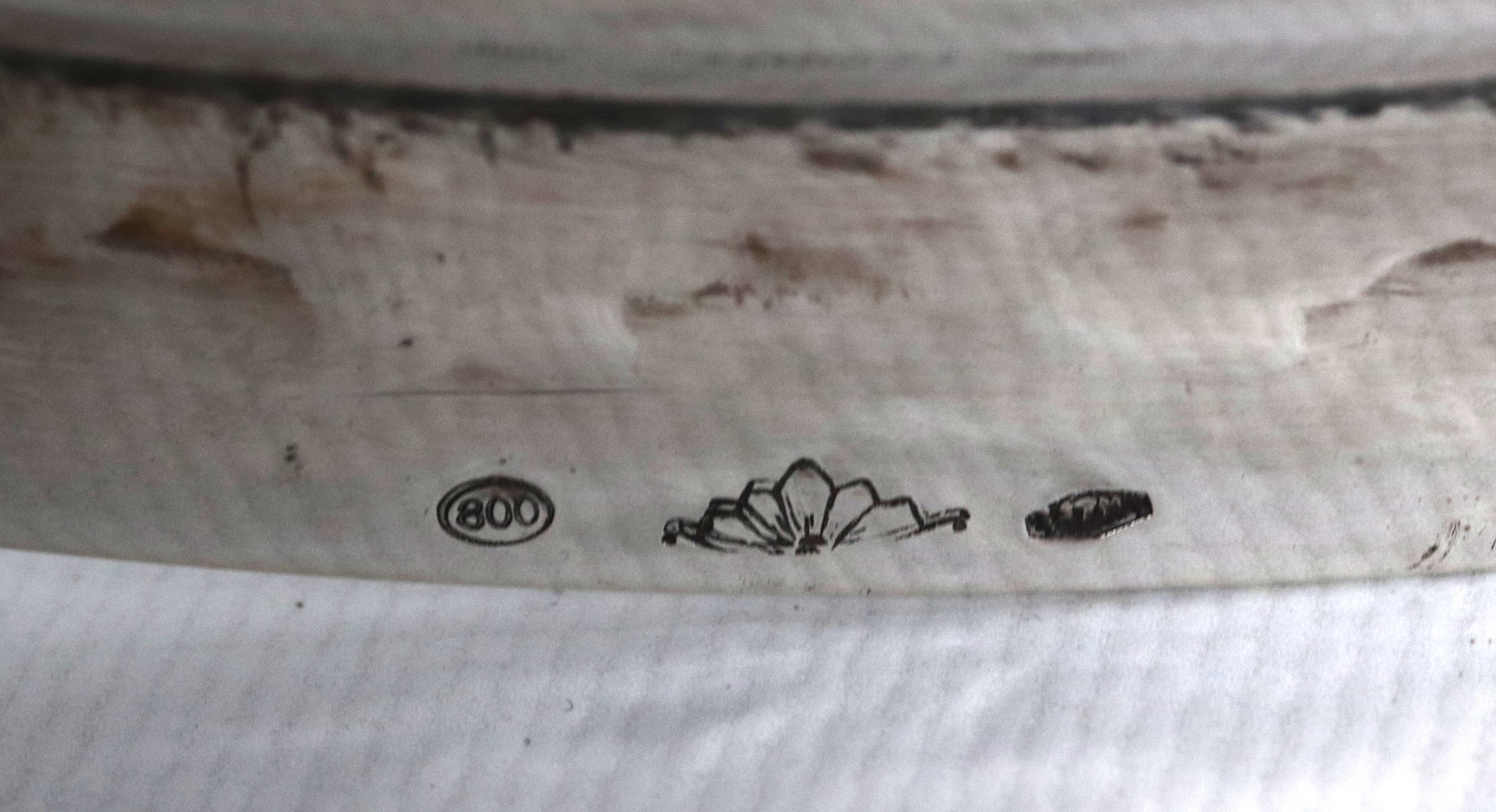 Vassoio tondo in argento con bordo sbalzato a motivi di foglie d'acanto, gr. 1100