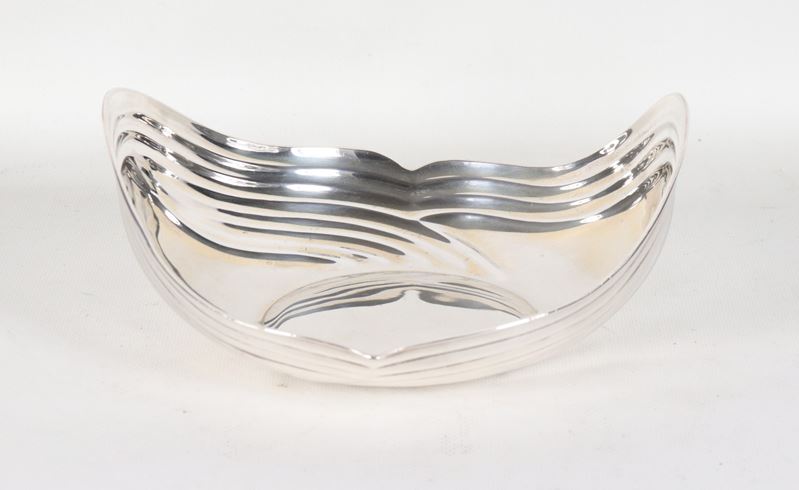 Portabonbon ovale in argento sbalzato a motivi di onde, gr. 305