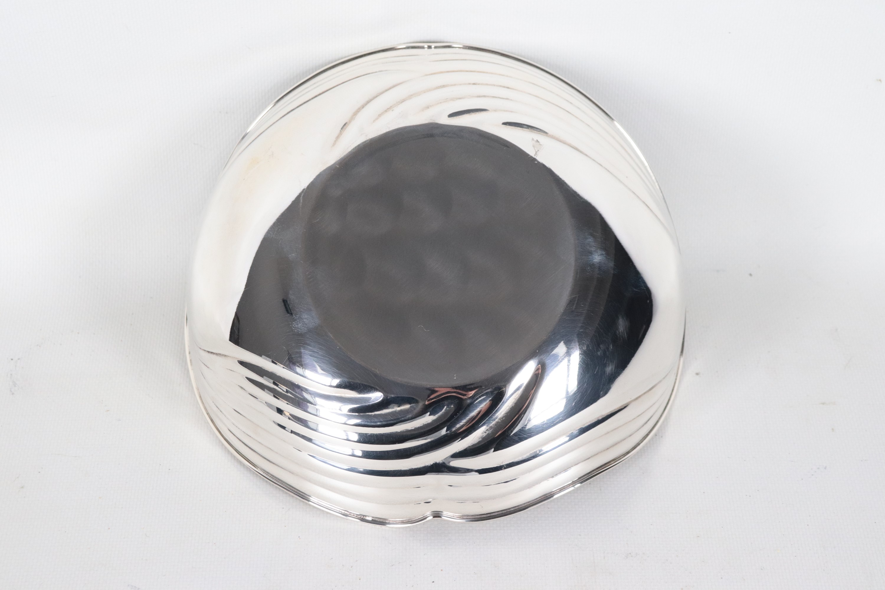 Portabonbon ovale in argento sbalzato a motivi di onde, gr. 305