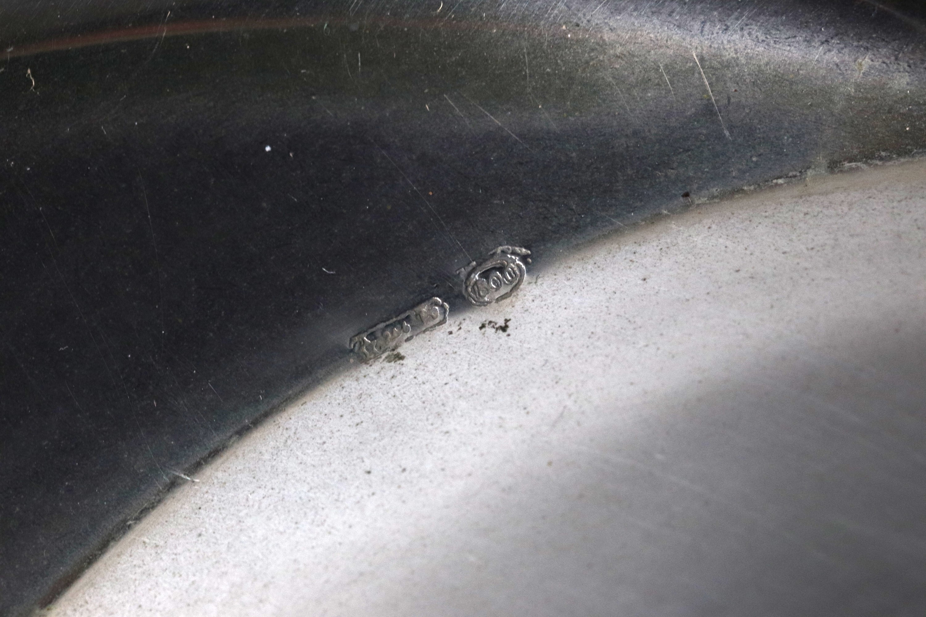 Portabonbon ovale in argento sbalzato a motivi di onde, gr. 305