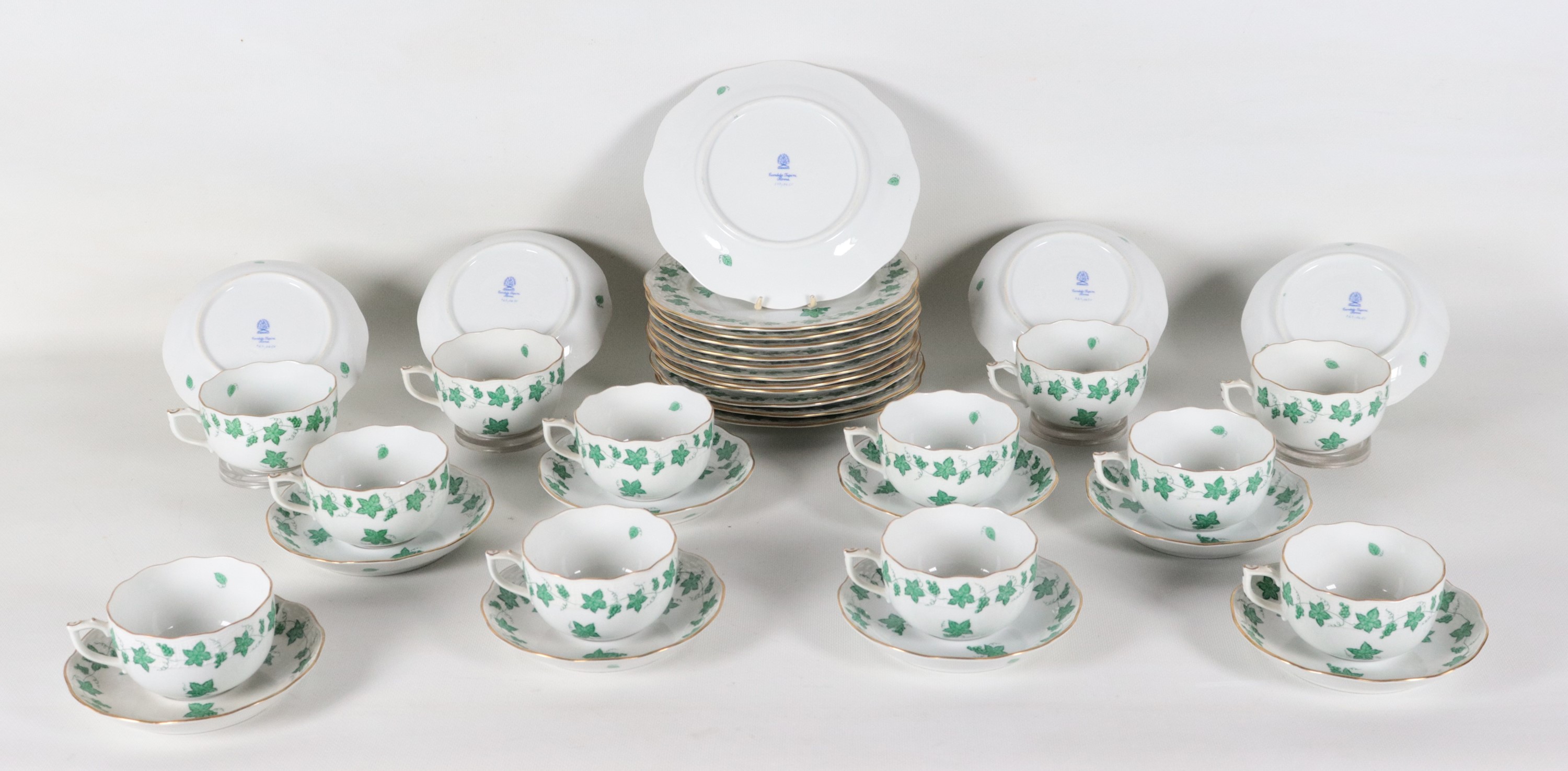 Servizio da té in porcellana Herend, con decorazioni a foglie verdi e bordi in oro zecchino (24 p...