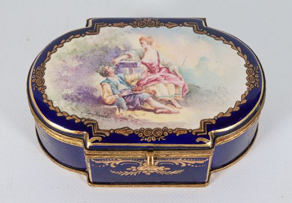 Antica scatola in porcellana francese di Sèvres blu cobalto e lumeggiature in oro zecchino, sul coperchio scena galante dipinta e firmata