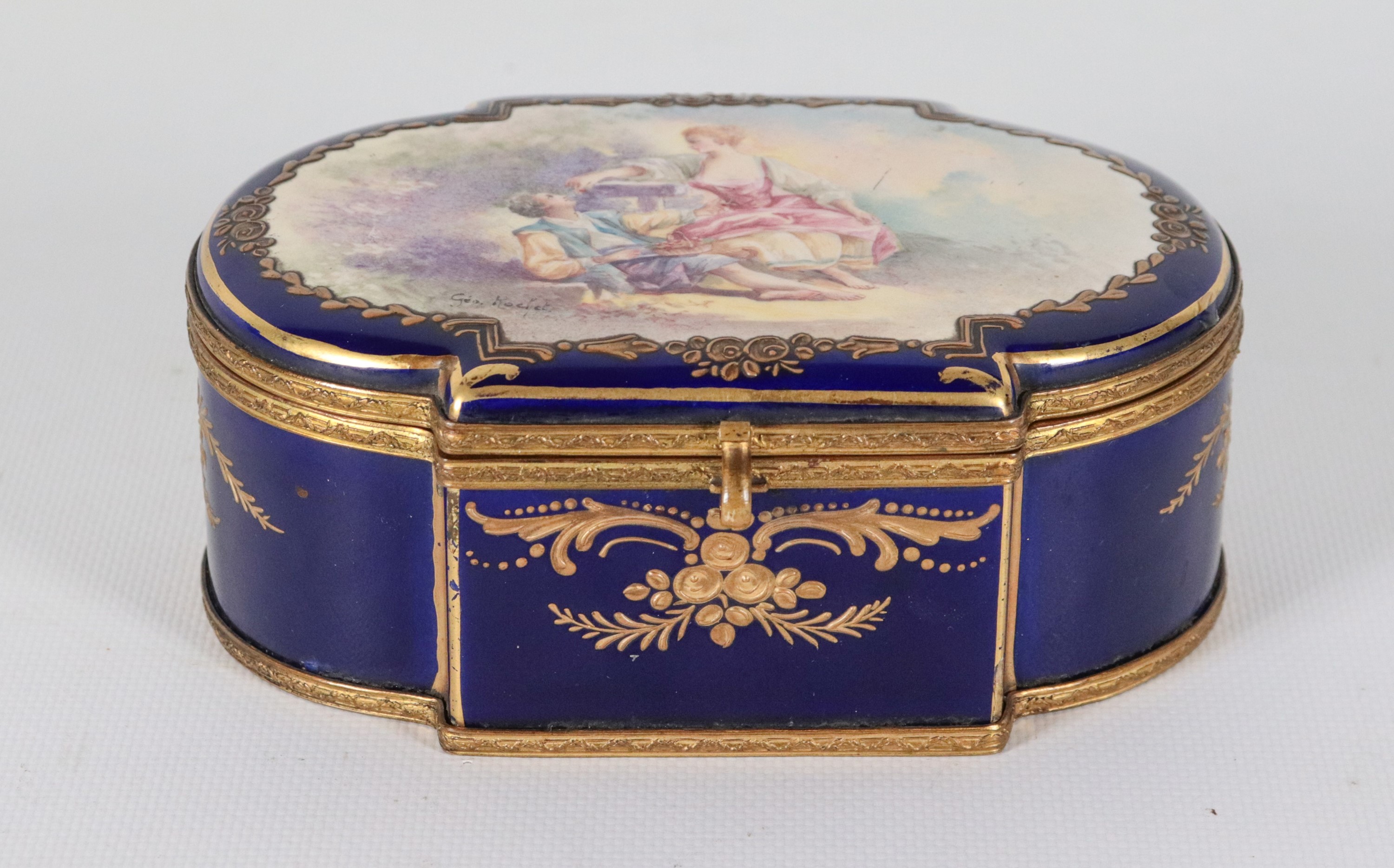 Antica scatola in porcellana francese di Sèvres blu cobalto e lumeggiature in oro zecchino, sul c...