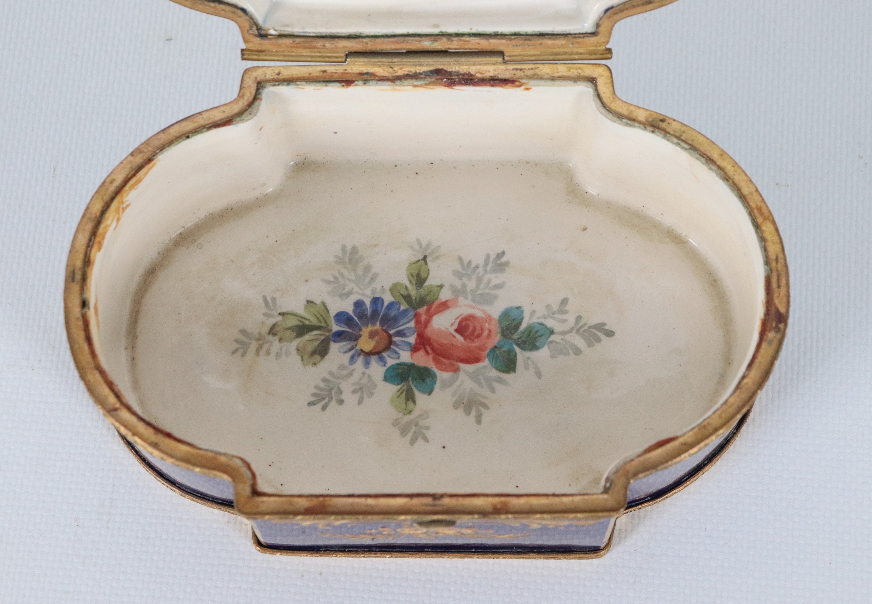 Antica scatola in porcellana francese di Sèvres blu cobalto e lumeggiature in oro zecchino, sul c...