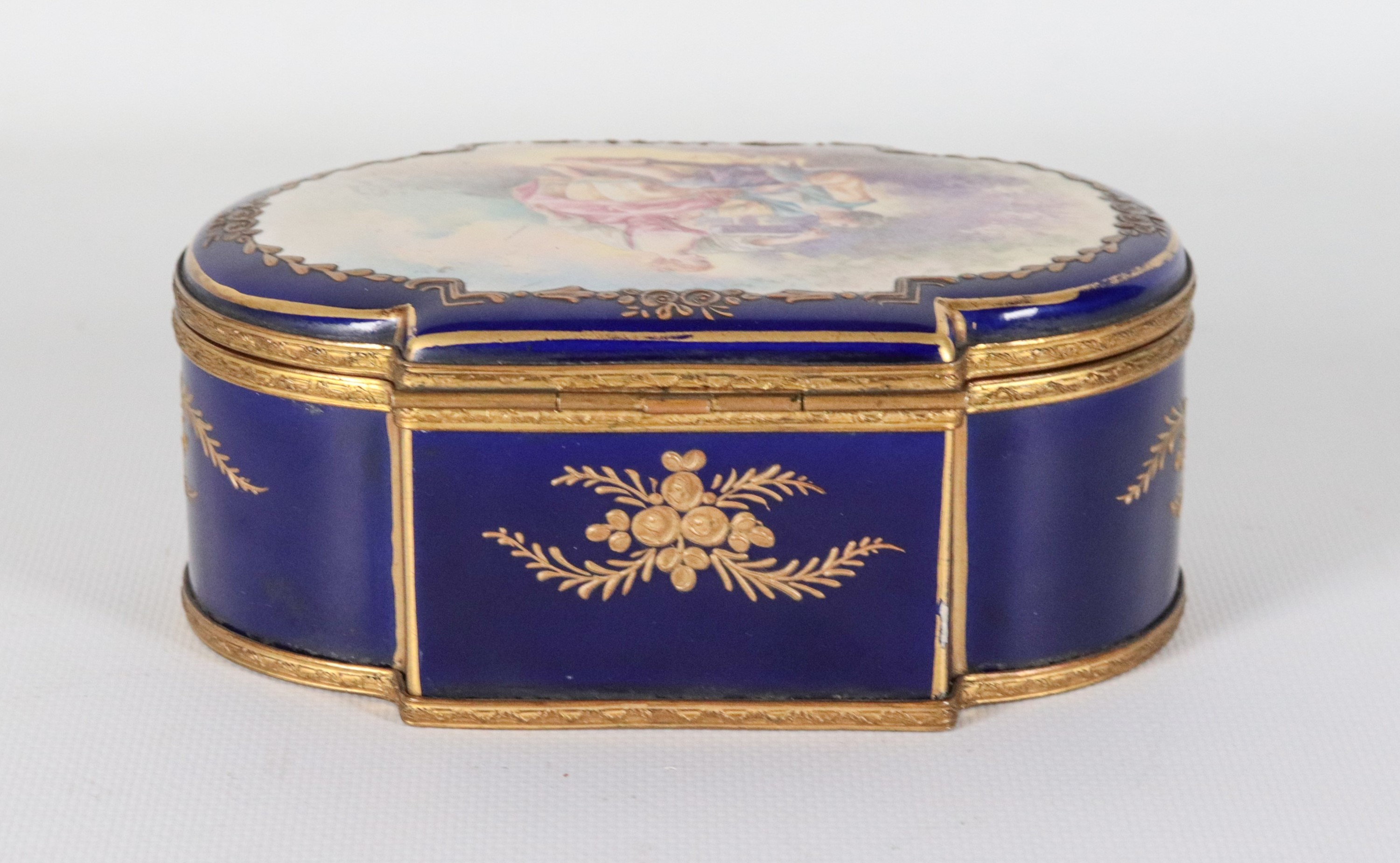 Antica scatola in porcellana francese di Sèvres blu cobalto e lumeggiature in oro zecchino, sul c...