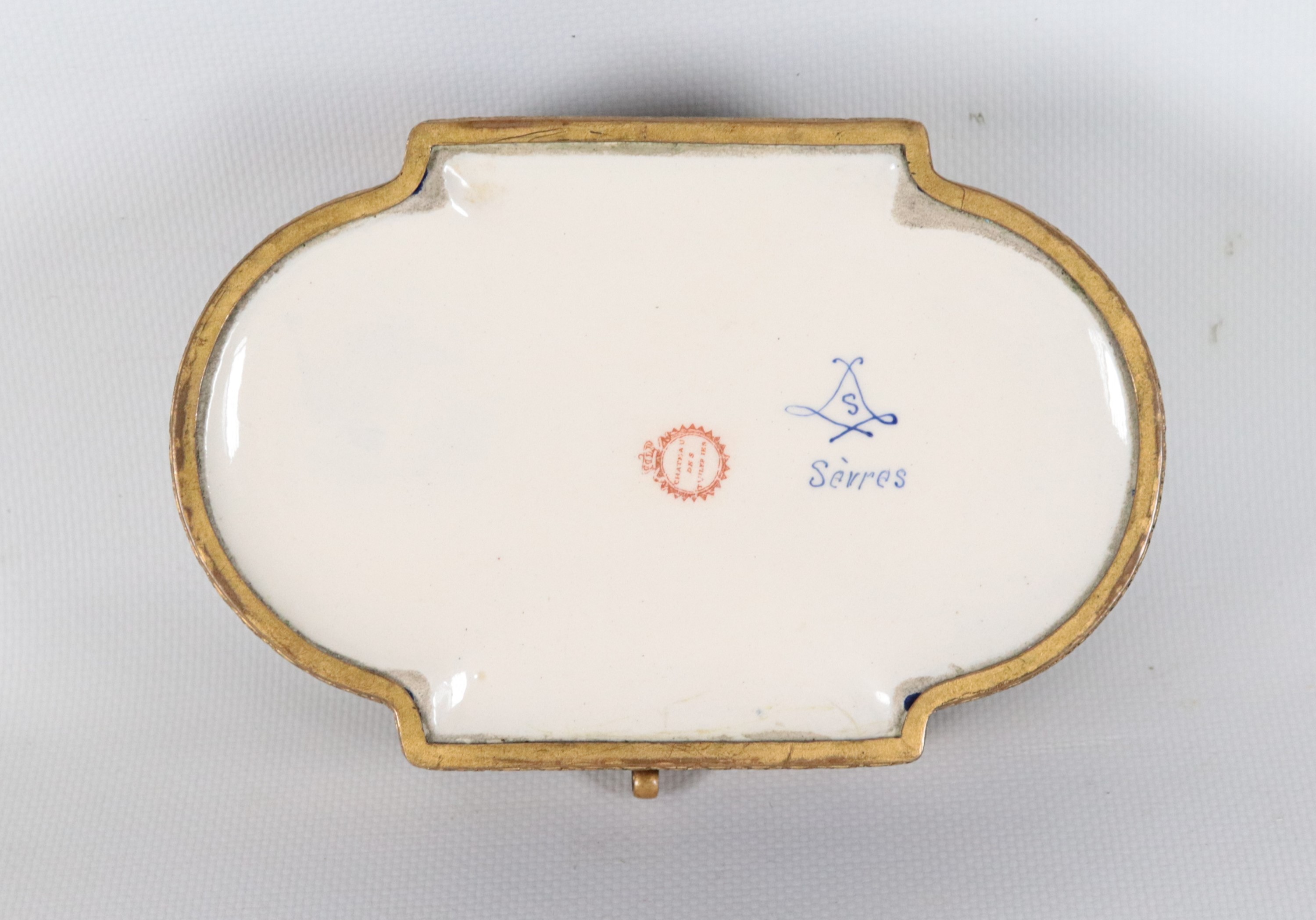 Antica scatola in porcellana francese di Sèvres blu cobalto e lumeggiature in oro zecchino, sul c...