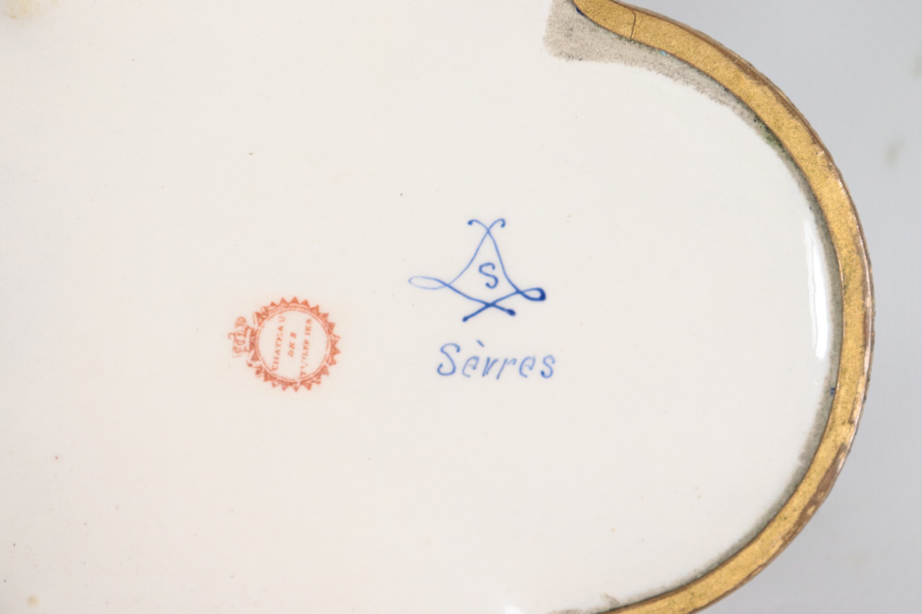 Antica scatola in porcellana francese di Sèvres blu cobalto e lumeggiature in oro zecchino, sul c...