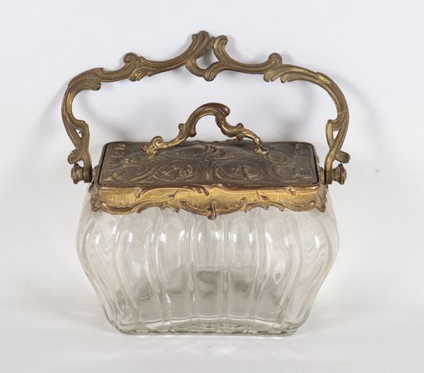 Antico portabiscotti inglese in cristallo e metallo dorato, sbalzato e cesellato