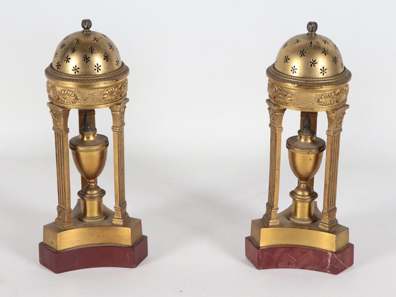 Coppia di antichi bruciaprofumi francesi Epoca Impero a forma di tripodi, in bronzo dorato, sbalz...