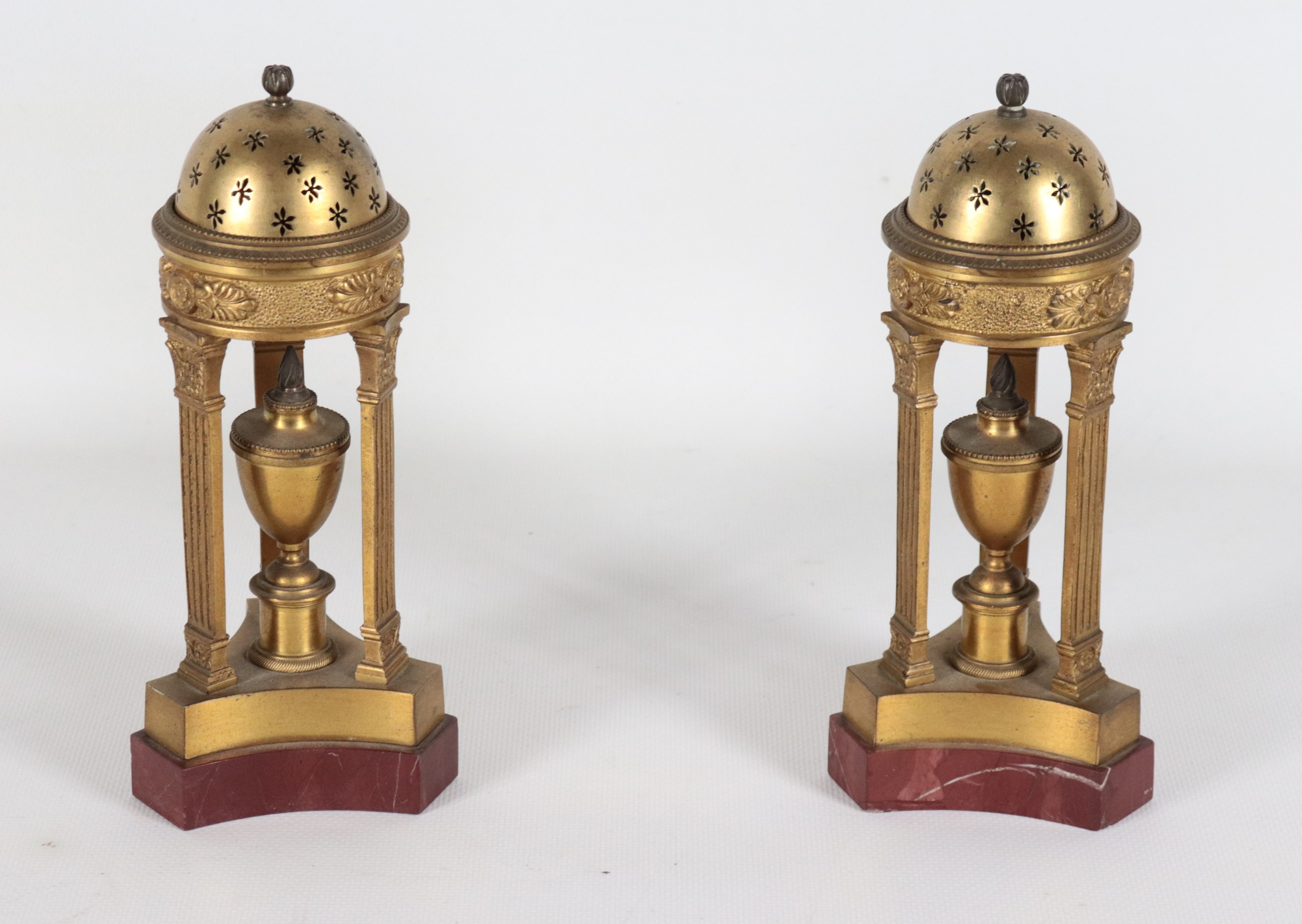 Coppia di antichi bruciaprofumi francesi Epoca Impero a forma di tripodi, in bronzo dorato, sbalz...