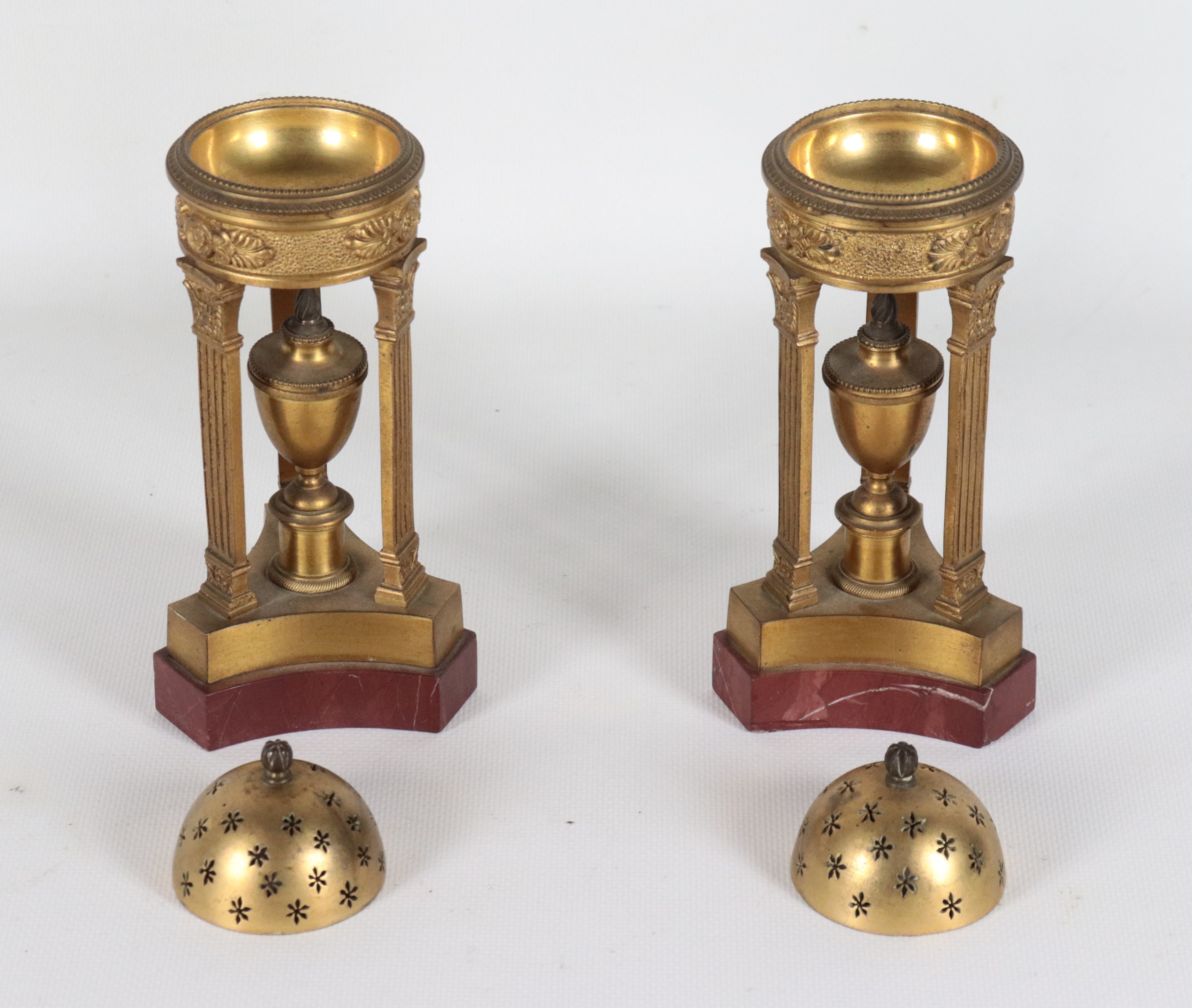 Coppia di antichi bruciaprofumi francesi Epoca Impero a forma di tripodi, in bronzo dorato, sbalz...