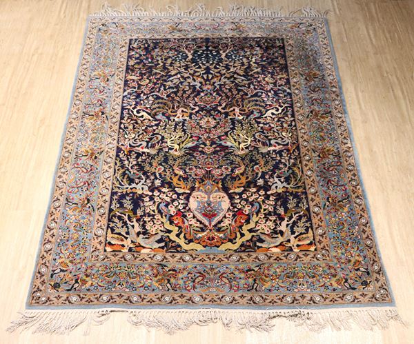 Tappeto persiano Qom in lana e seta a disegni floreali e di volatili su fondo blu