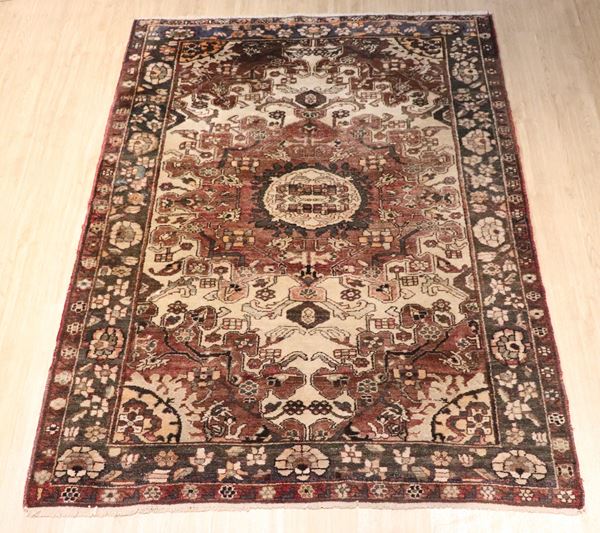 Tappeto persiano Tabriz a disegni geometrici e floreali su fondo avana