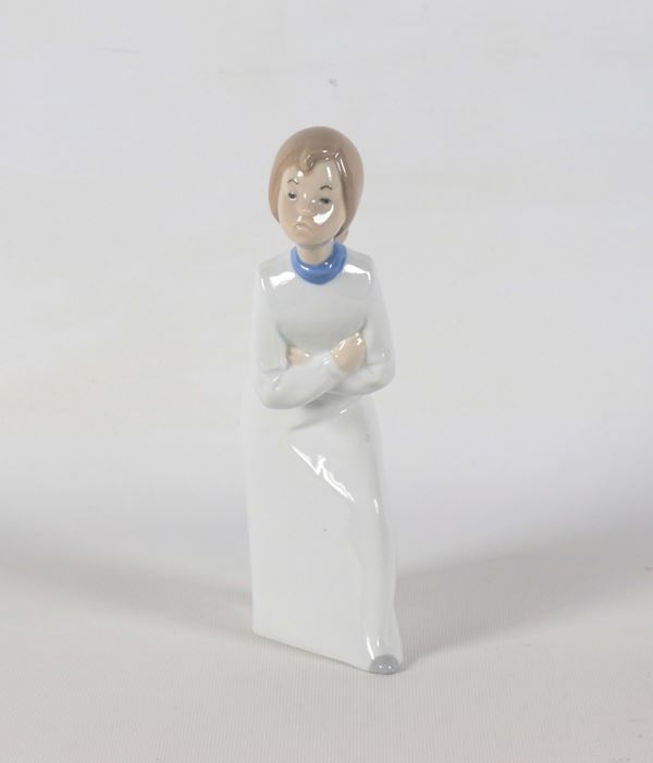 "Fanciulla", statuina in porcellana spagnola smaltata e policroma