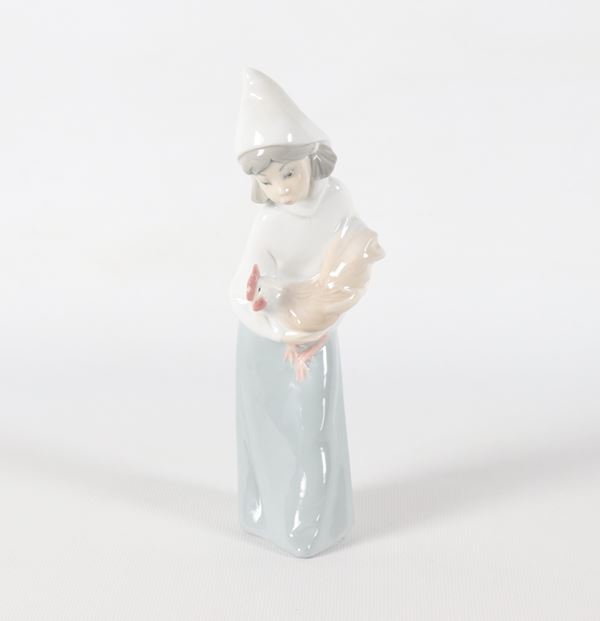 "Bambina con gallina", statuina in porcellana spagnola smaltata e policroma 