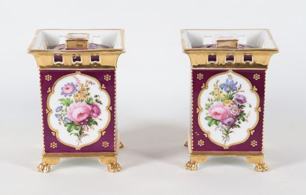 Coppia di antichi portafiori francesi in porcellana Vecchia Parigi, con medaglioni dipinti a motivi floreali su fondo rosso bordeaux e oro zecchino