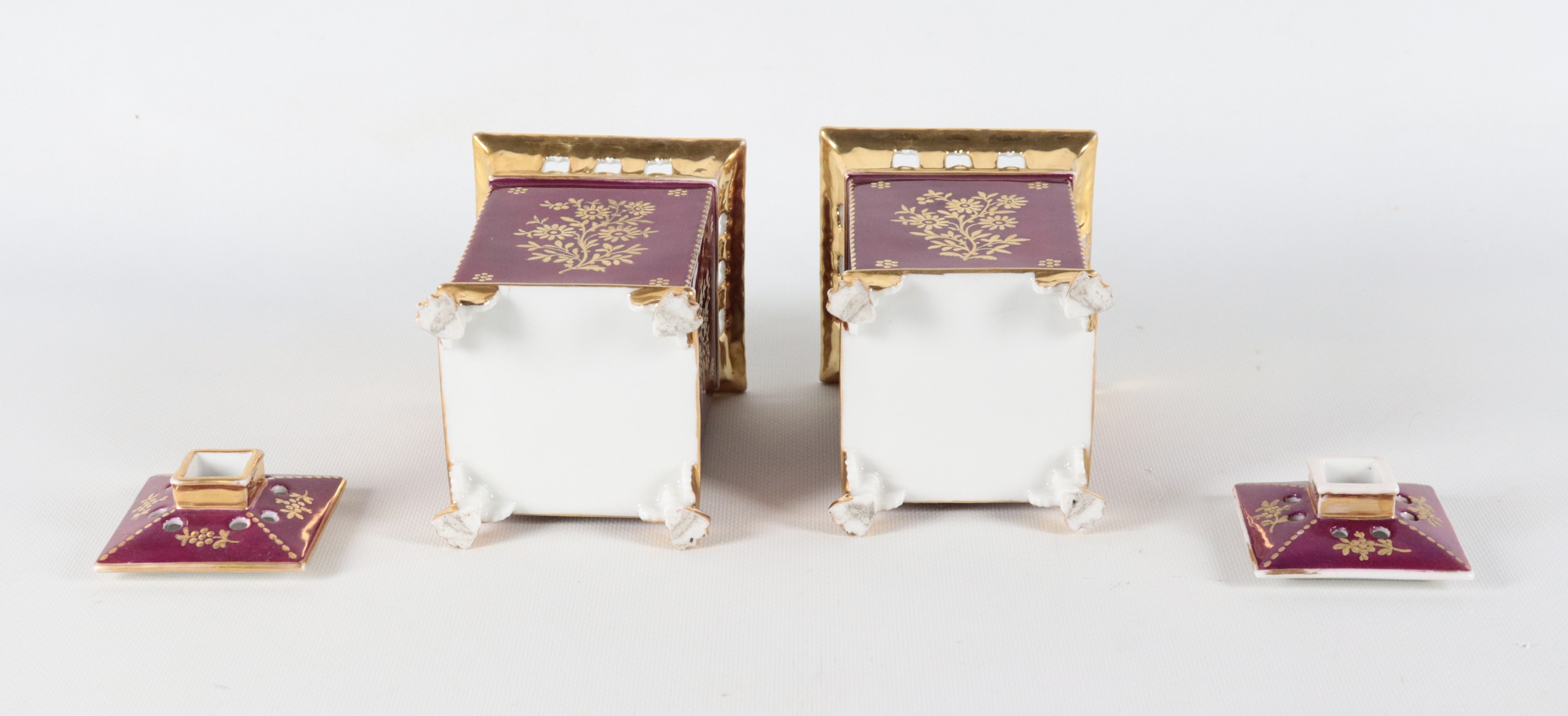 Coppia di antichi portafiori francesi in porcellana Vecchia Parigi, con medaglioni dipinti a moti...