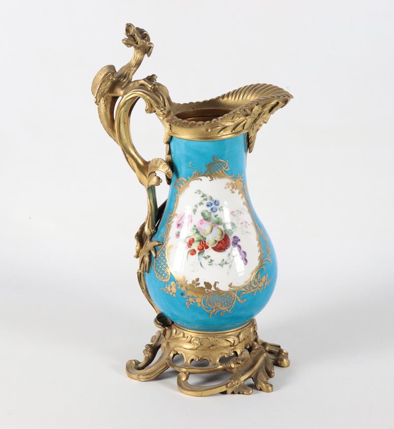 Antica brocca francese in porcellana Sèvres con mazzetti di fiori dipinti, becco, manico e base i...