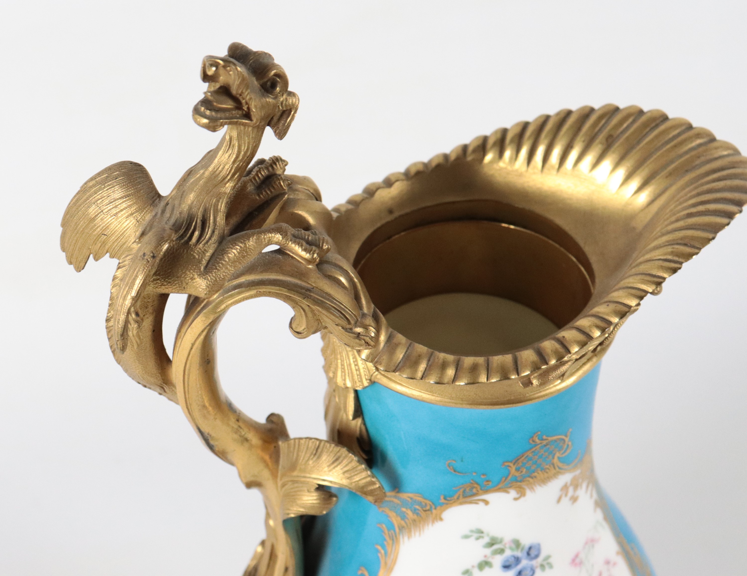 Antica brocca francese in porcellana Sèvres con mazzetti di fiori dipinti, becco, manico e base i...