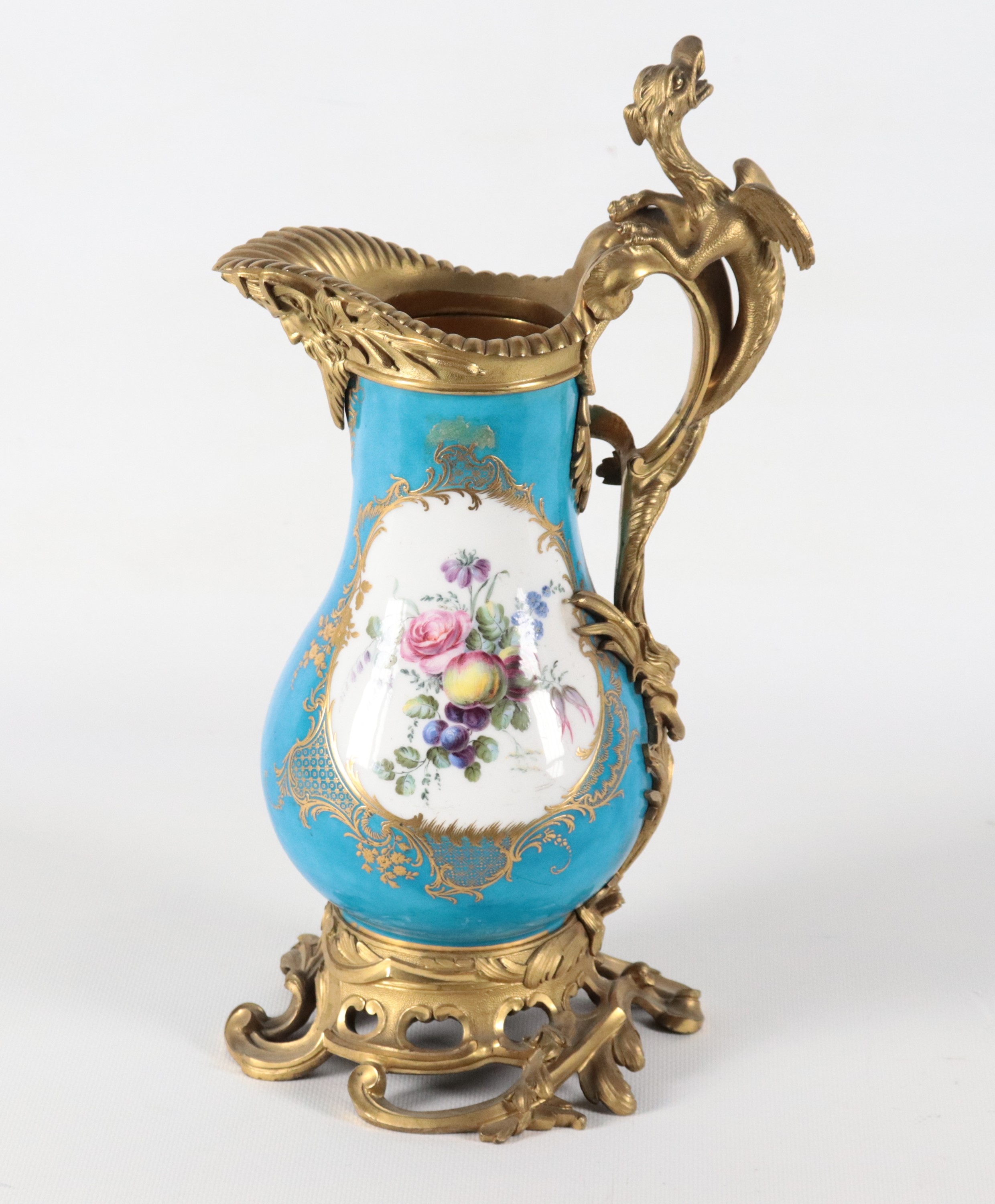 Antica brocca francese in porcellana Sèvres con mazzetti di fiori dipinti, becco, manico e base i...
