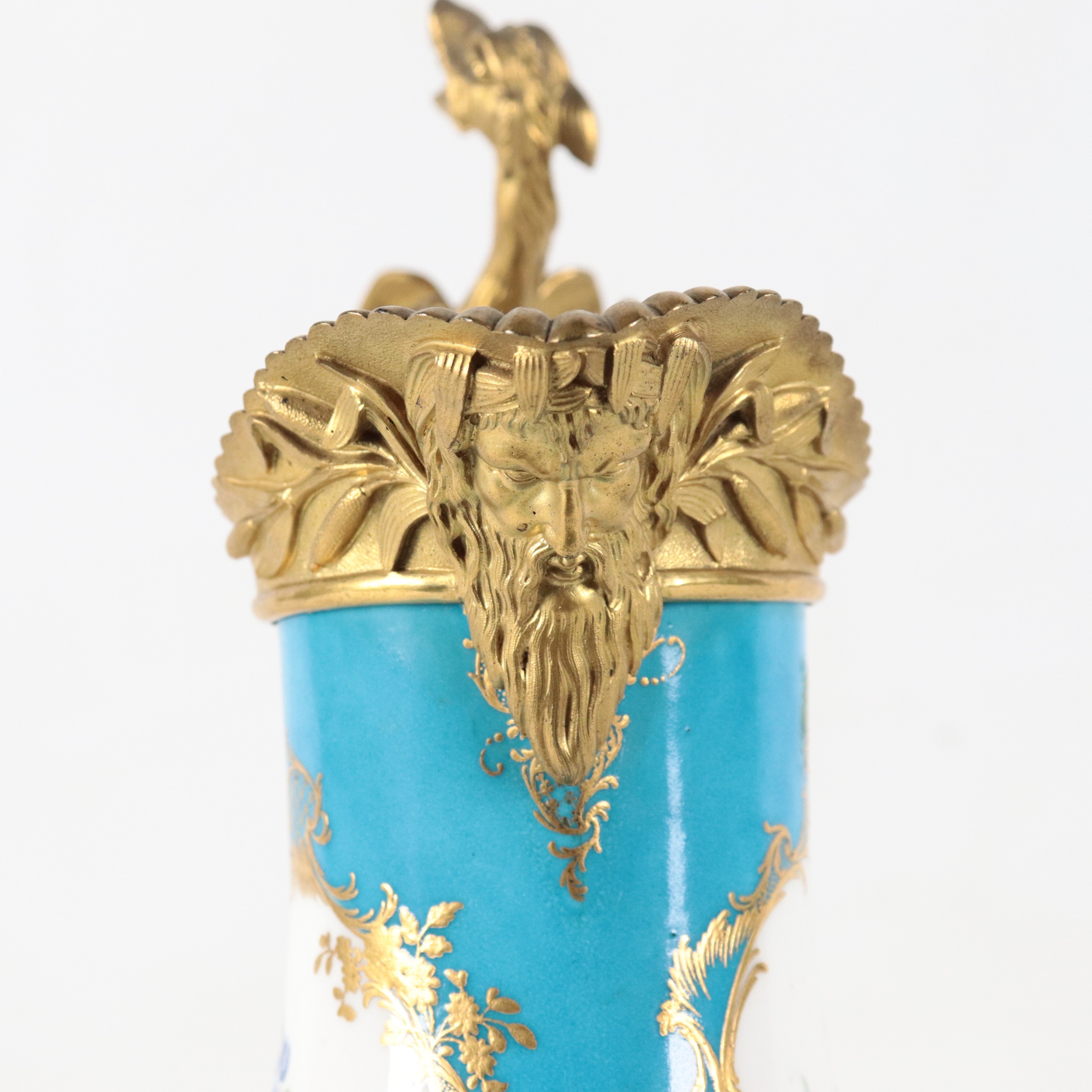 Antica brocca francese in porcellana Sèvres con mazzetti di fiori dipinti, becco, manico e base i...