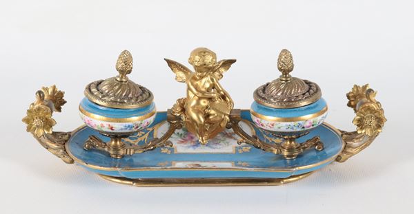 Antico calamaio francese in porcellana Sèvres e bronzo dorato, con decorazioni dipinte a motivi floreali e statuina di cupido al centro