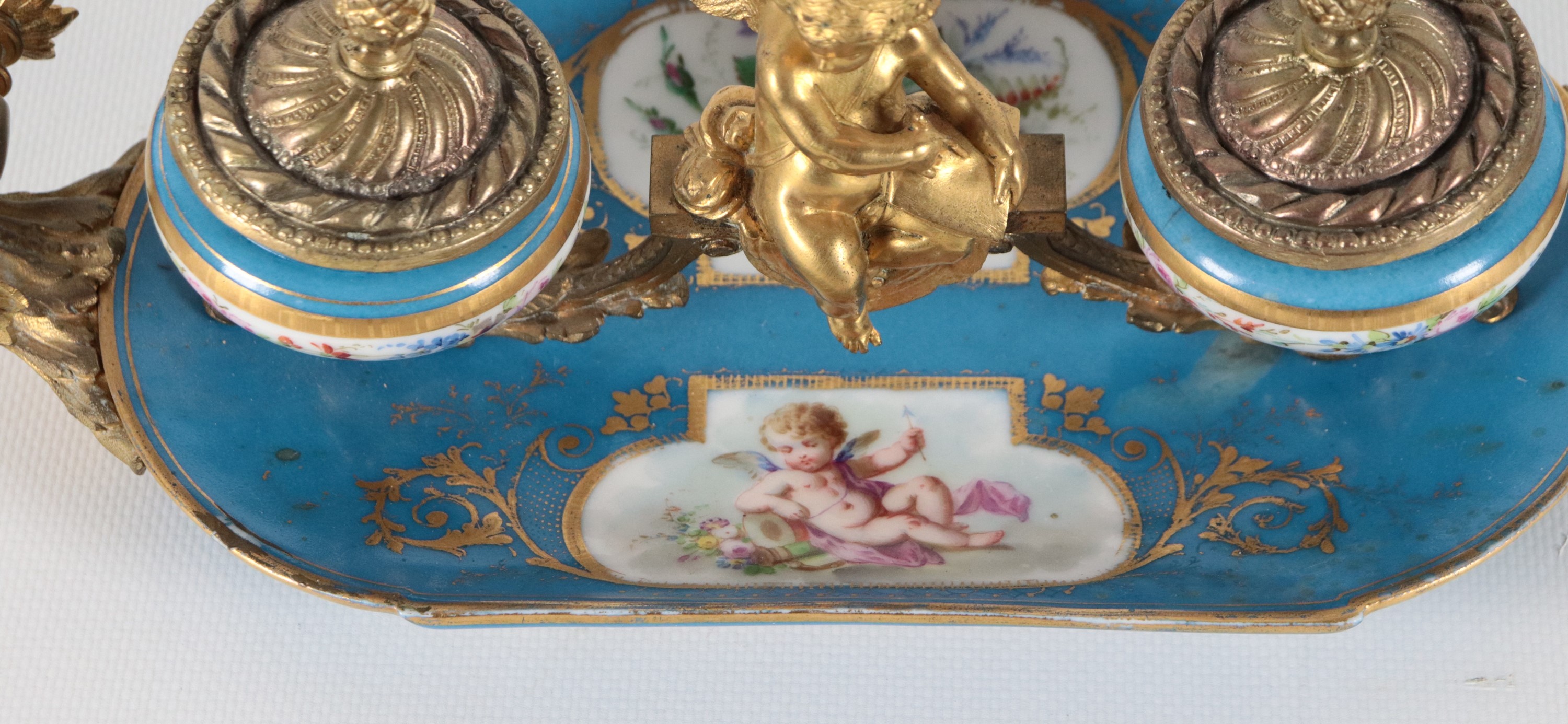 Antico calamaio francese in porcellana Sèvres e bronzo dorato, con decorazioni dipinte a motivi f...