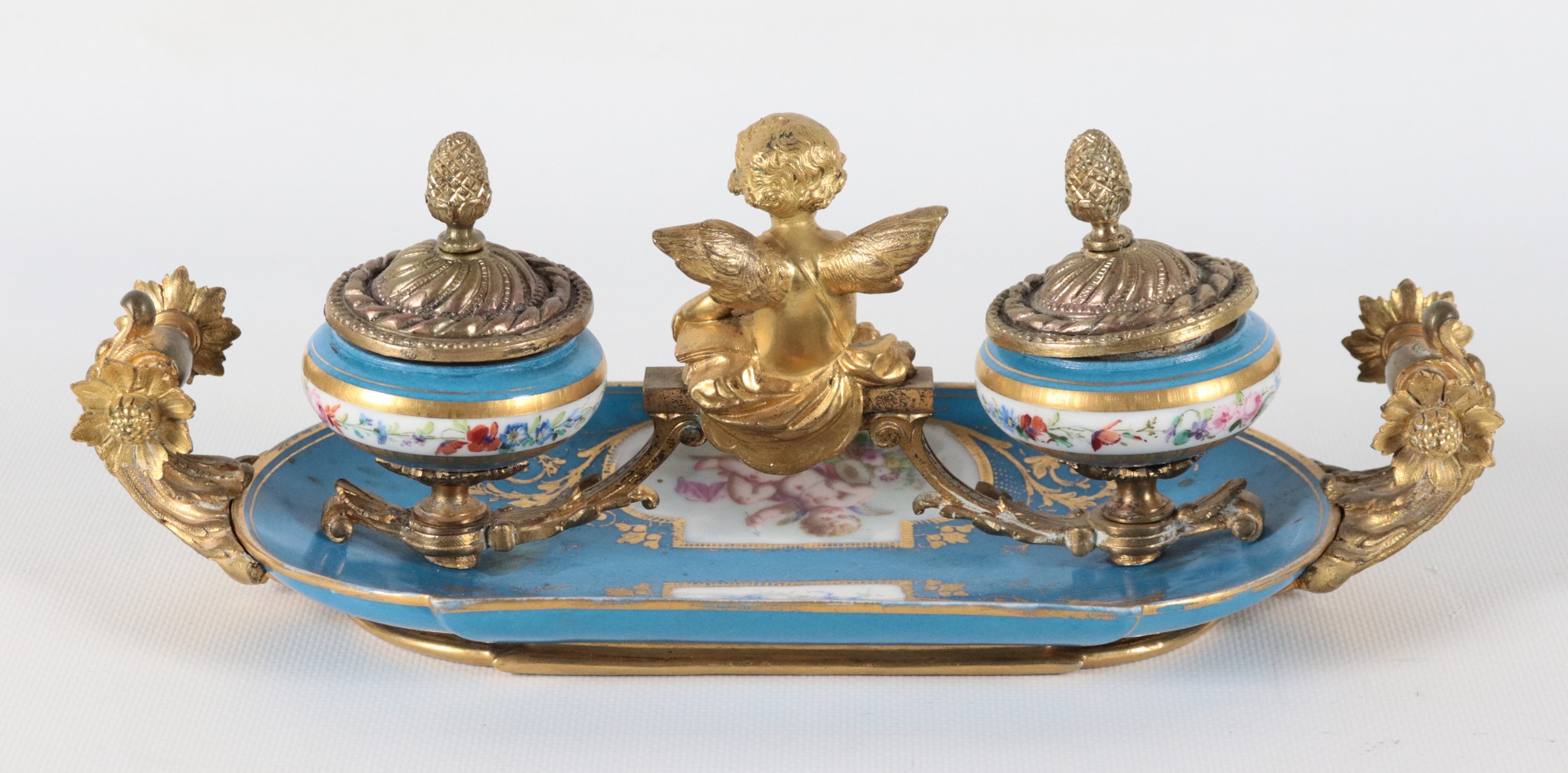 Antico calamaio francese in porcellana Sèvres e bronzo dorato, con decorazioni dipinte a motivi f...