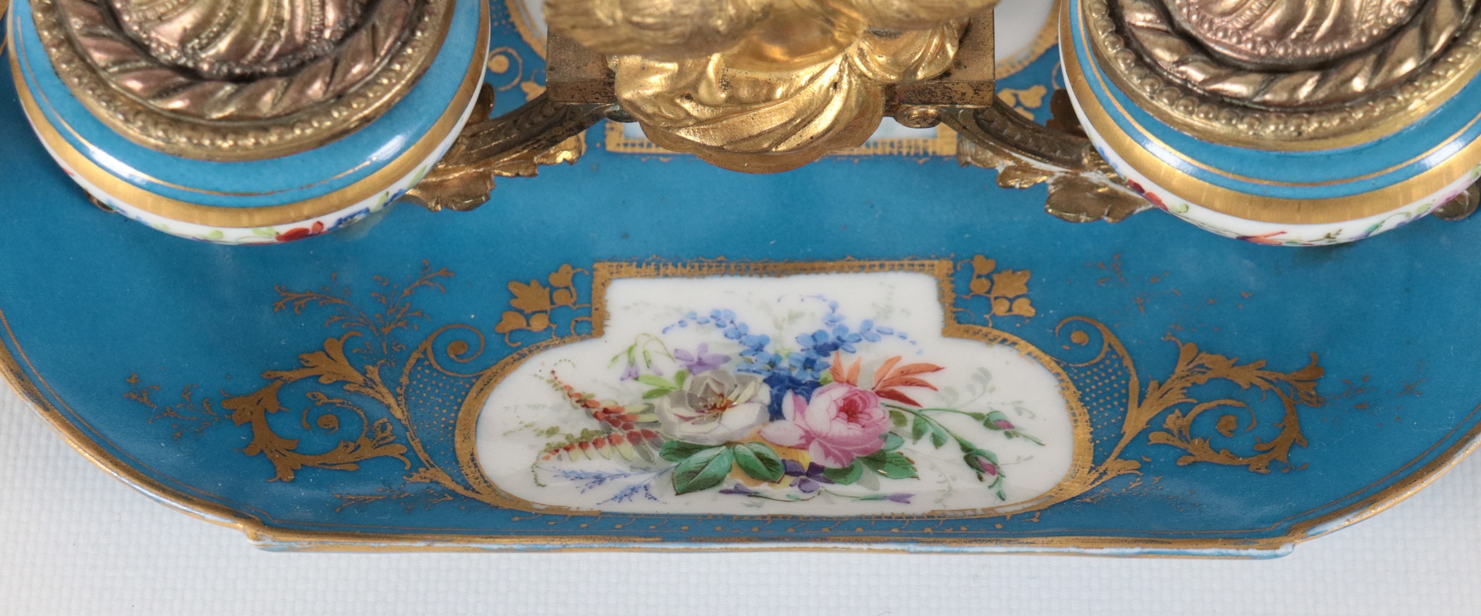 Antico calamaio francese in porcellana Sèvres e bronzo dorato, con decorazioni dipinte a motivi f...