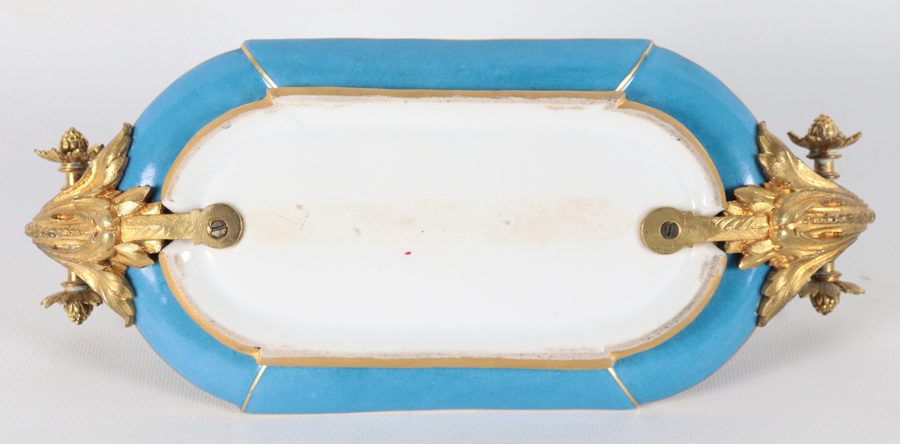 Antico calamaio francese in porcellana Sèvres e bronzo dorato, con decorazioni dipinte a motivi f...