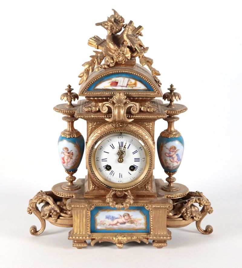 Antica pendola da tavolo francese in bronzo dorato e sbalzato a motivi Luigi XVI, con placche e v...