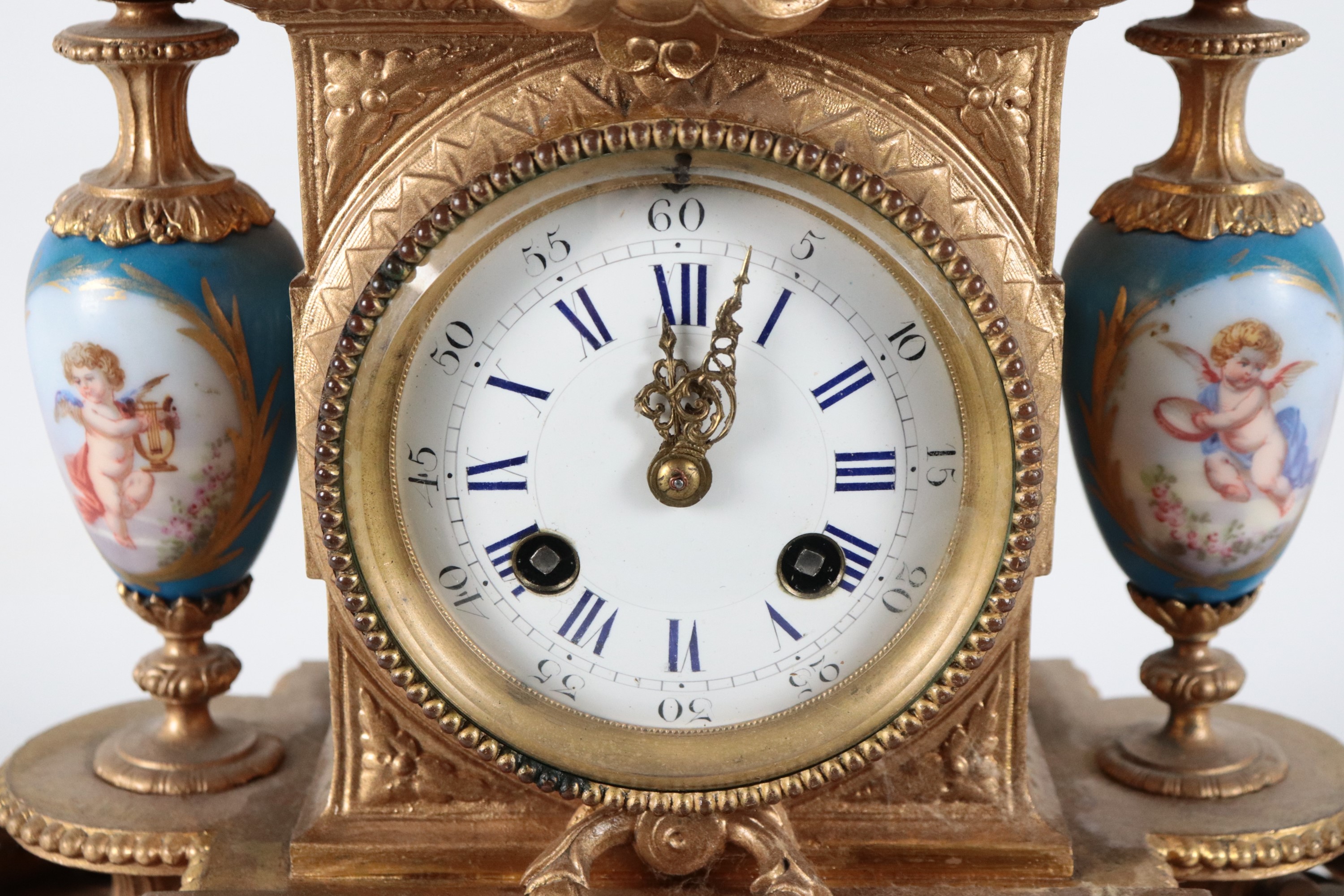 Antica pendola da tavolo francese in bronzo dorato e sbalzato a motivi Luigi XVI, con placche e v...