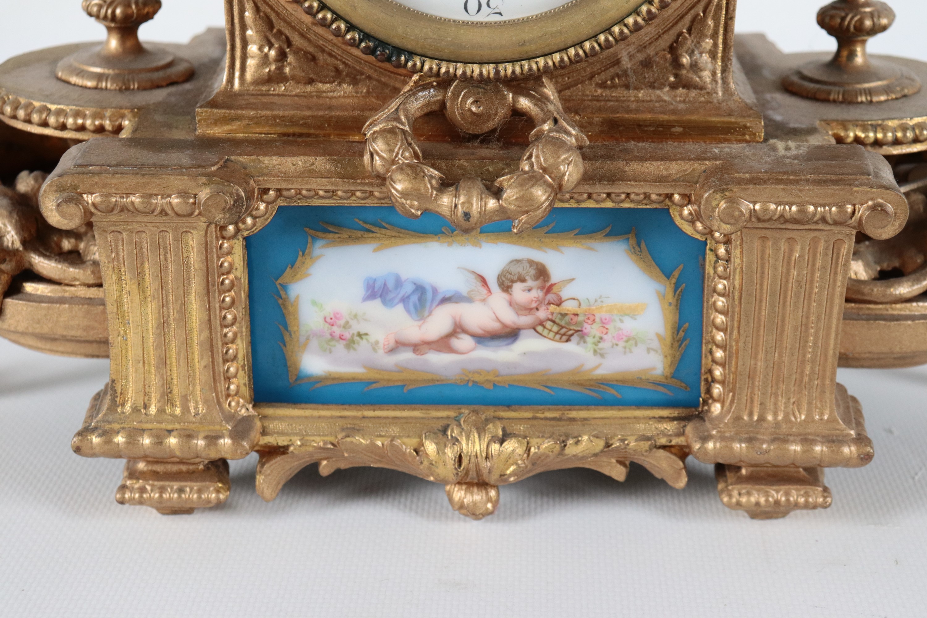 Antica pendola da tavolo francese in bronzo dorato e sbalzato a motivi Luigi XVI, con placche e v...