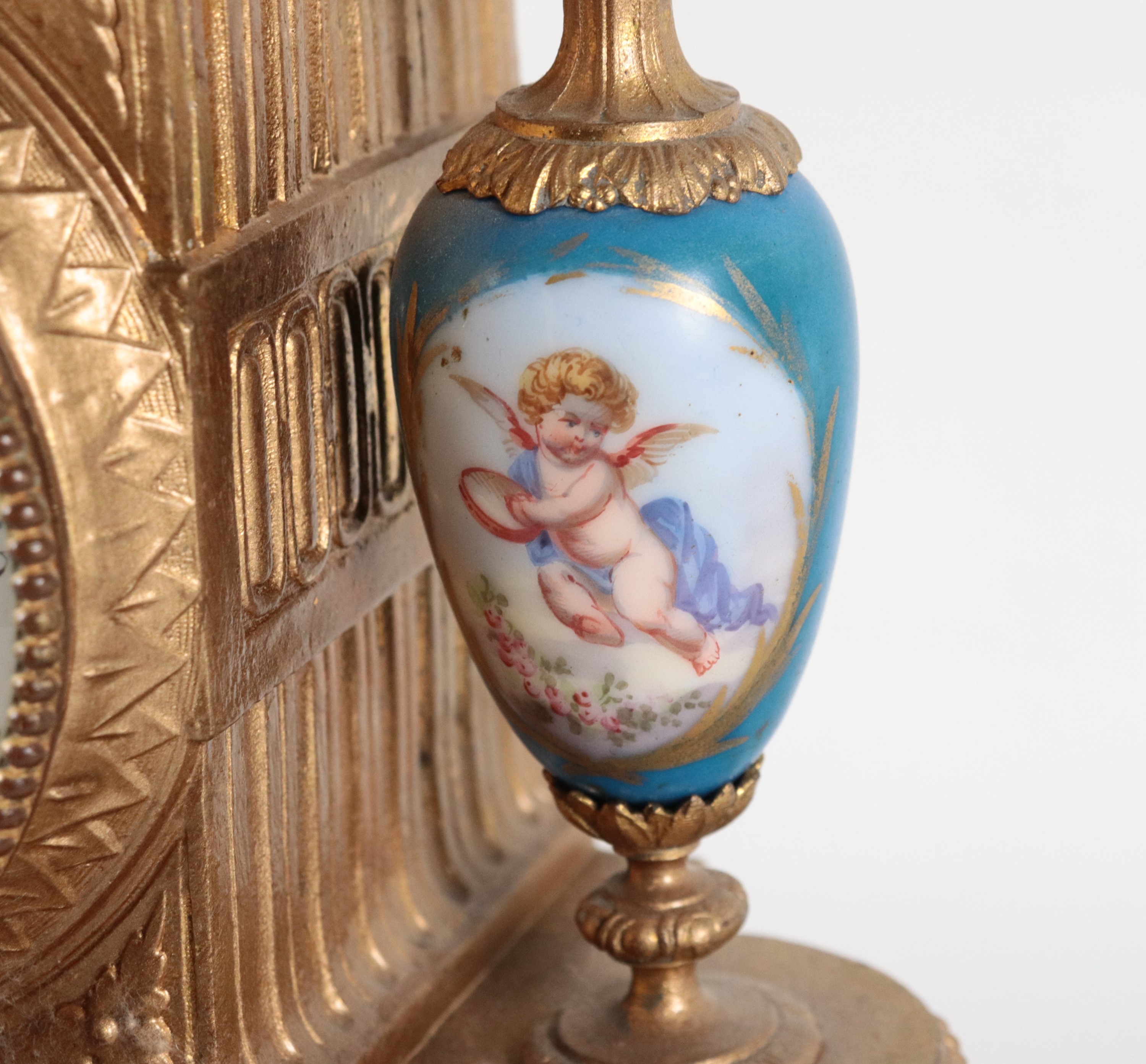 Antica pendola da tavolo francese in bronzo dorato e sbalzato a motivi Luigi XVI, con placche e v...