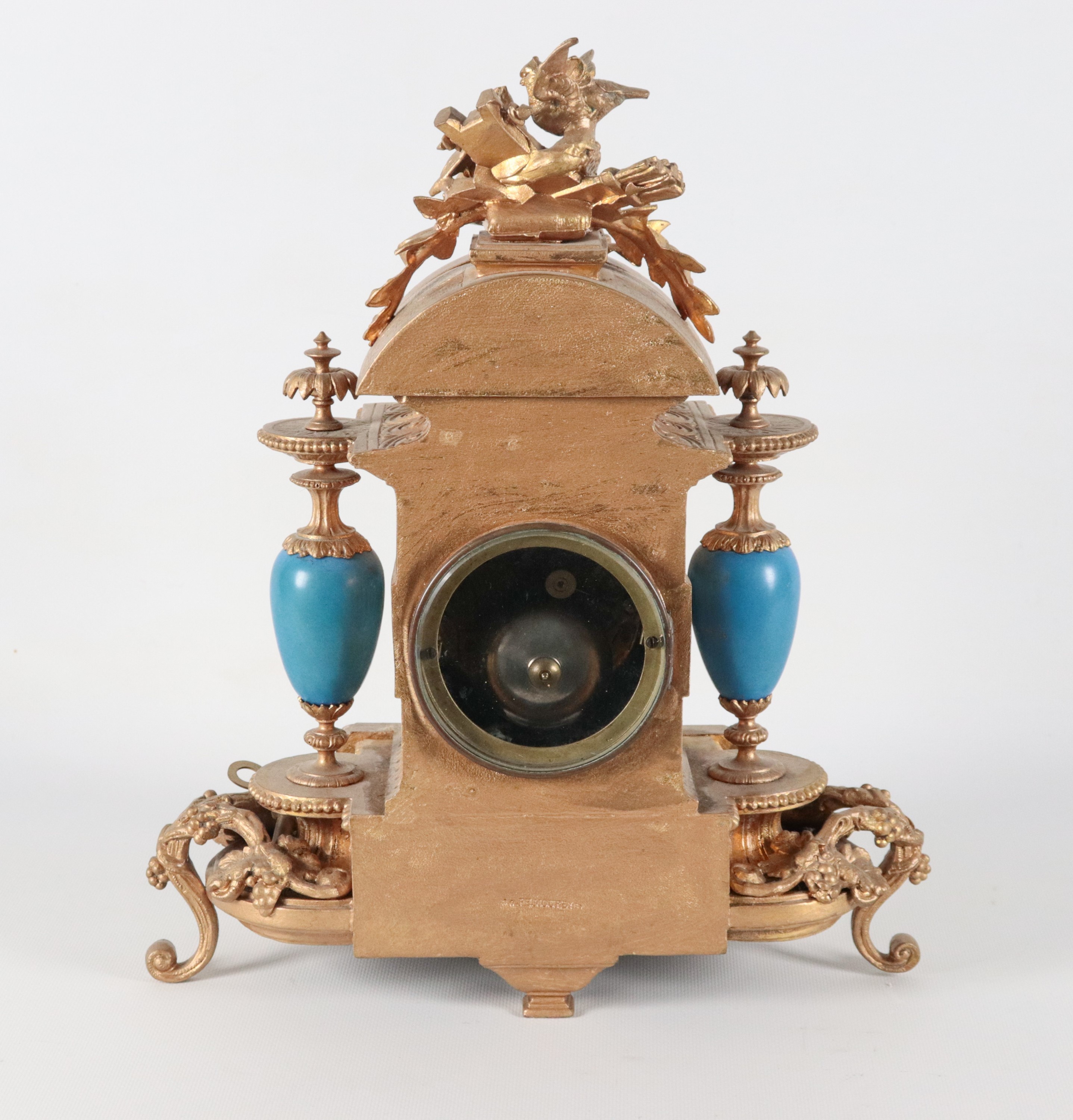 Antica pendola da tavolo francese in bronzo dorato e sbalzato a motivi Luigi XVI, con placche e v...