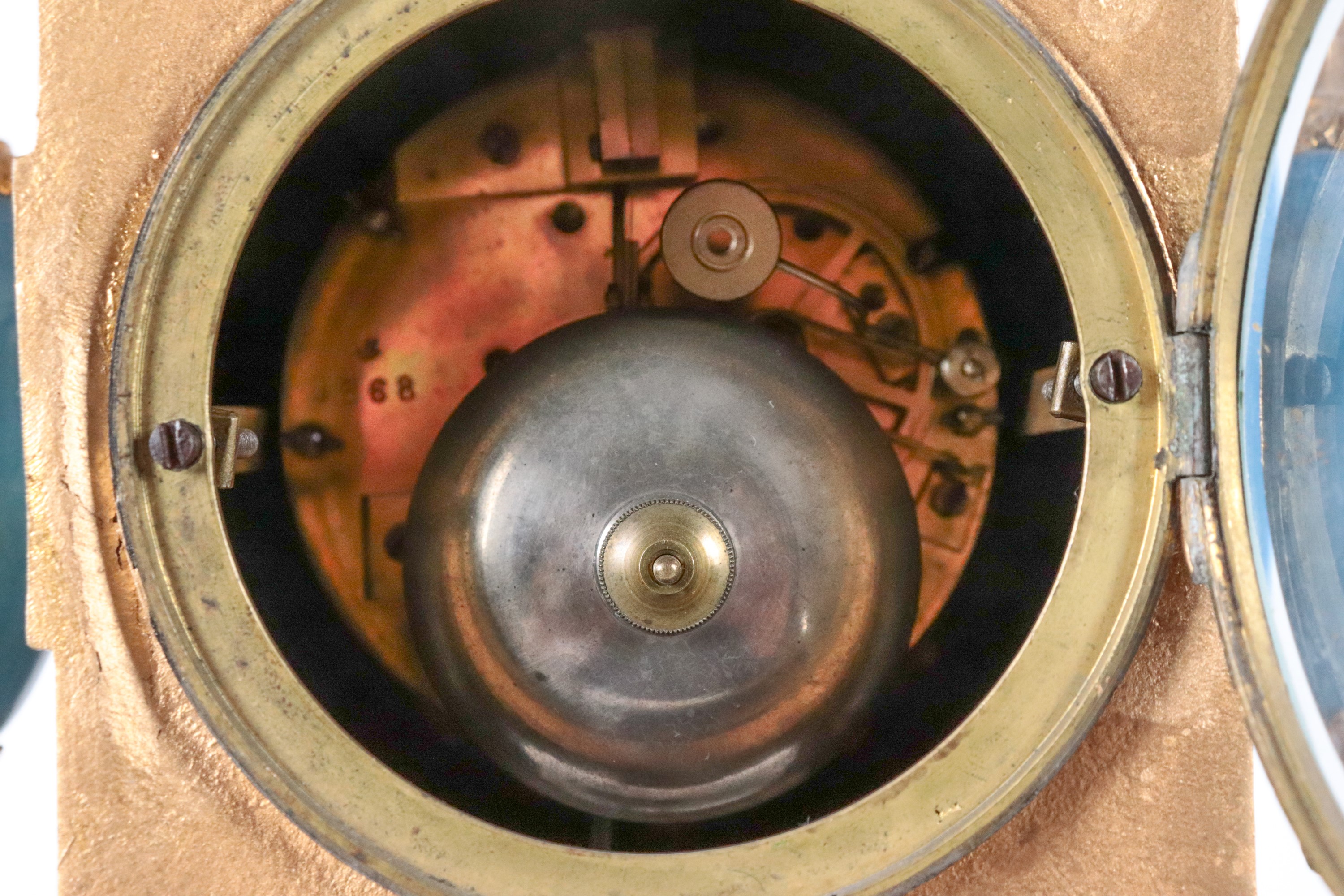 Antica pendola da tavolo francese in bronzo dorato e sbalzato a motivi Luigi XVI, con placche e v...