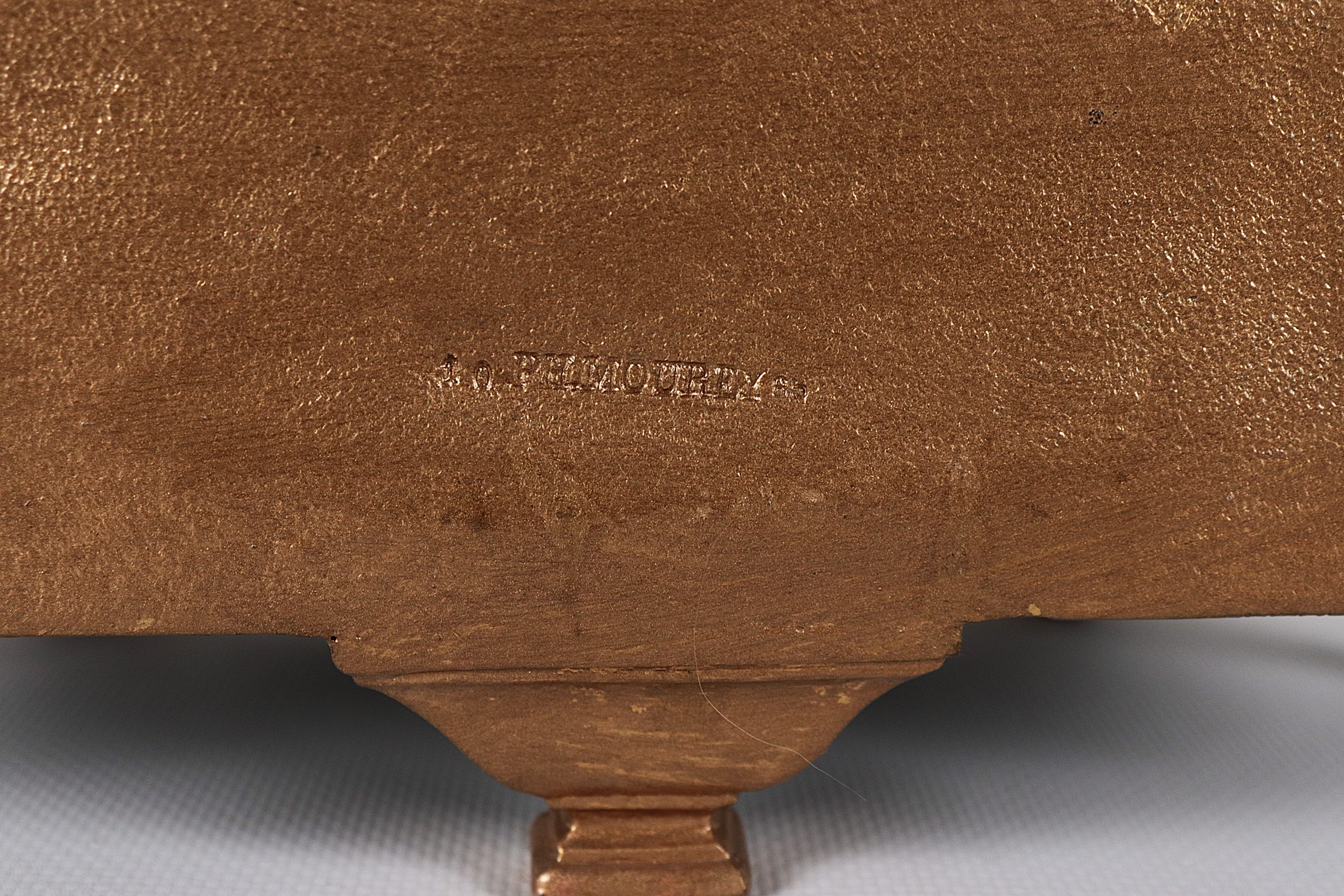 Antica pendola da tavolo francese in bronzo dorato e sbalzato a motivi Luigi XVI, con placche e v...