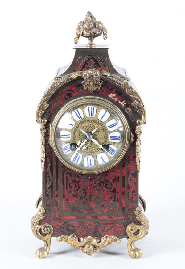 Antica piccola pendola da tavolo francese di linea Luigi XV, con intarsi in metallo dorato alla maniera Boulle