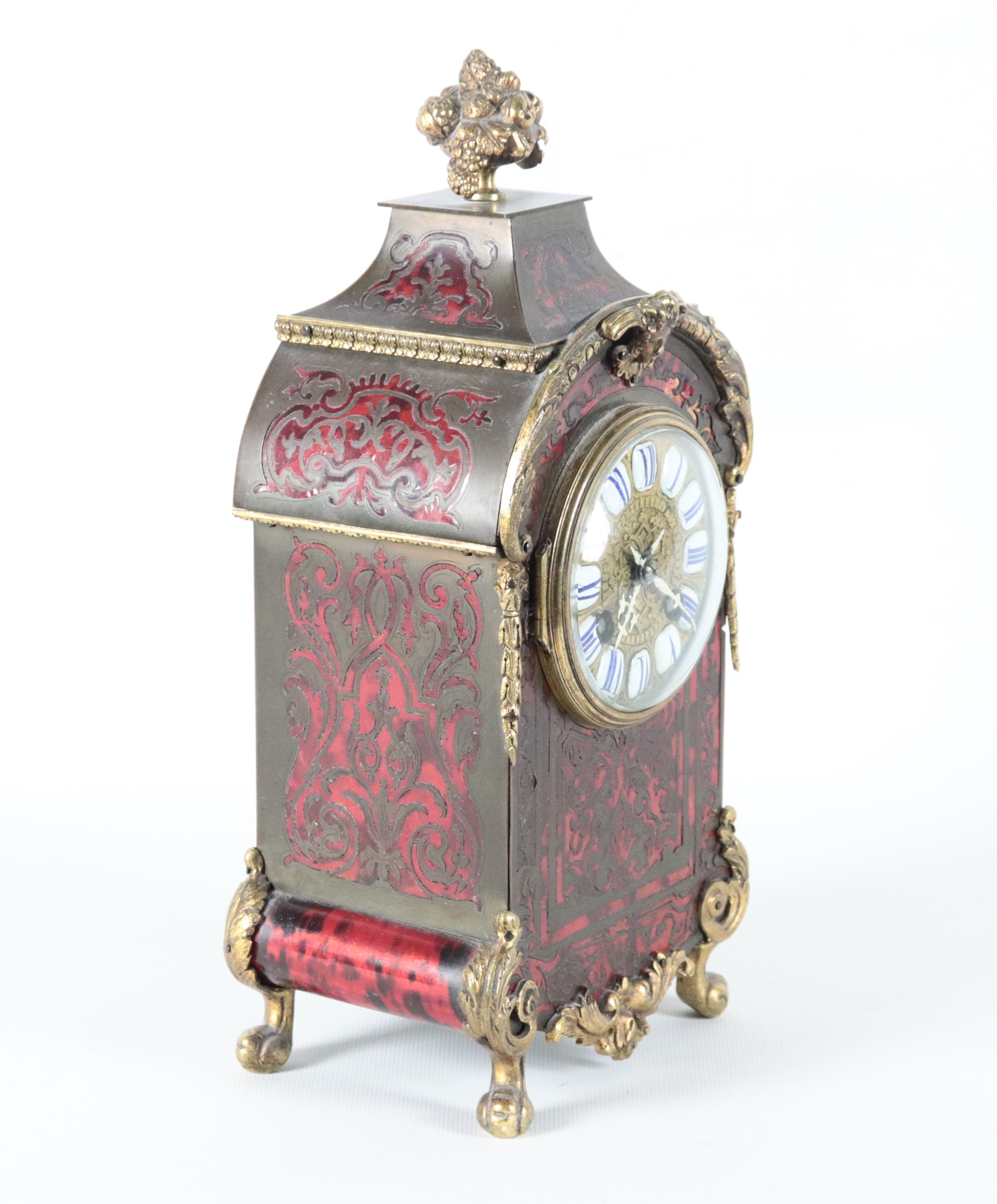 Antica piccola pendola da tavolo francese di linea Luigi XV, con intarsi in metallo dorato alla m...