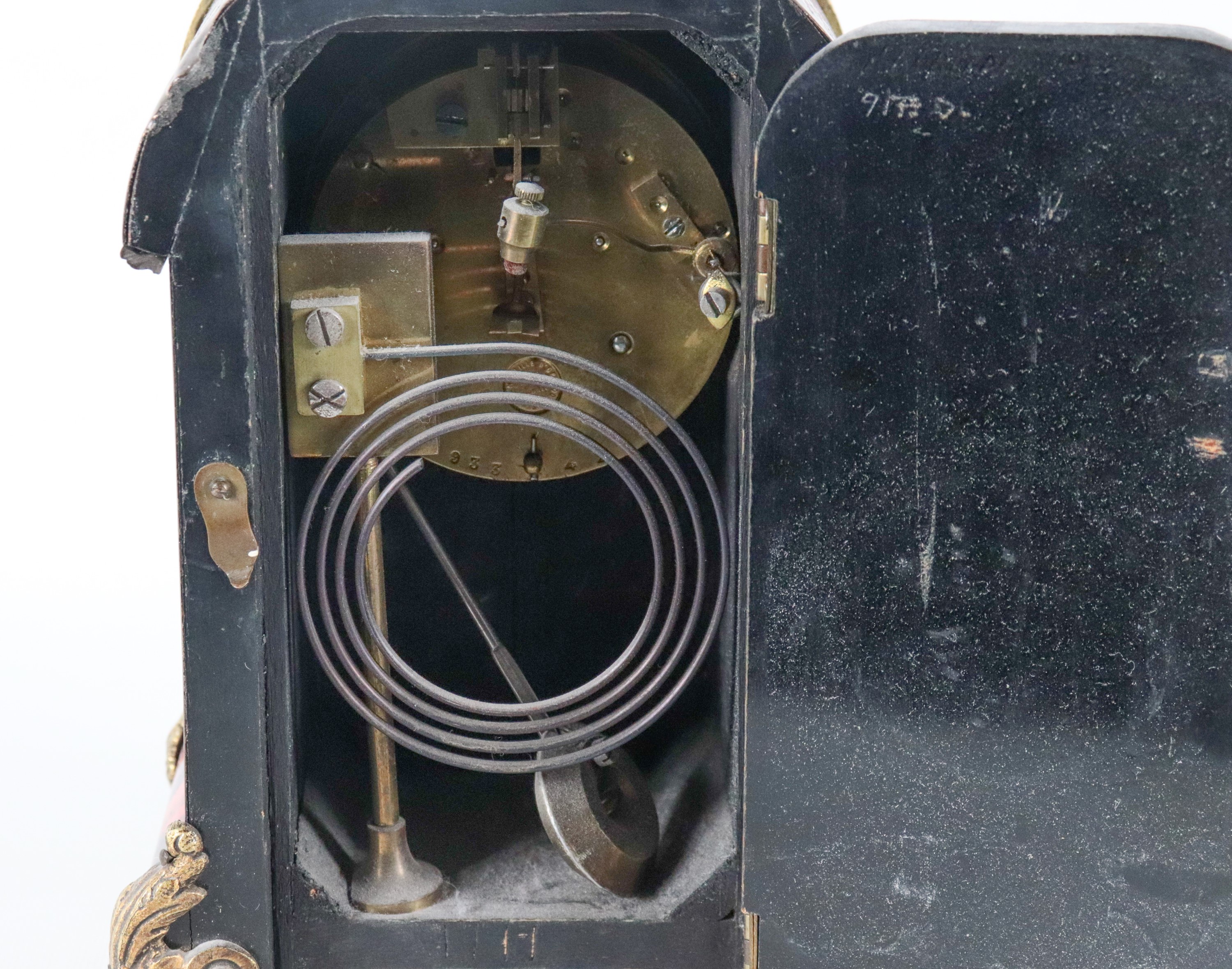 Antica piccola pendola da tavolo francese di linea Luigi XV, con intarsi in metallo dorato alla m...