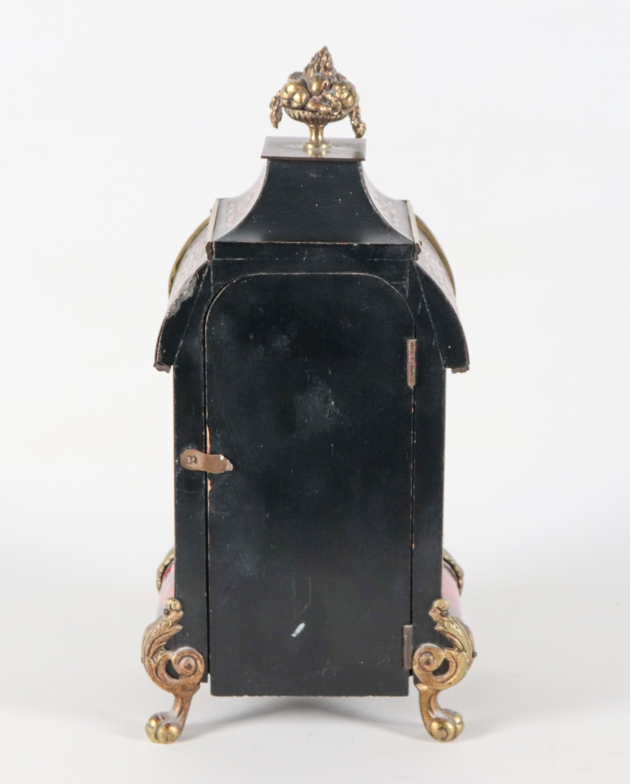 Antica piccola pendola da tavolo francese di linea Luigi XV, con intarsi in metallo dorato alla m...