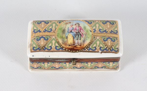 Antica tabacchiera in porcellana dipinta, con decorazioni a volute intrecciate e medaglione sul coperchio con scena galante