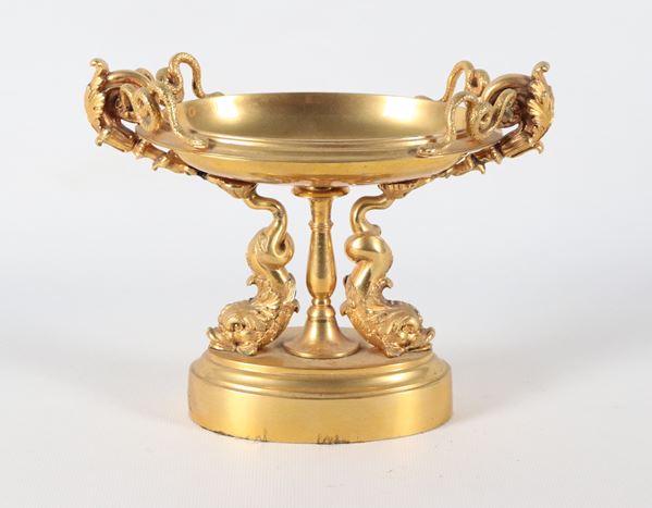 Antica piccola alzata francese Impero in bronzo dorato, sbalzato e cesellato a motivi di delfini, serpenti e foglie d'acanto
