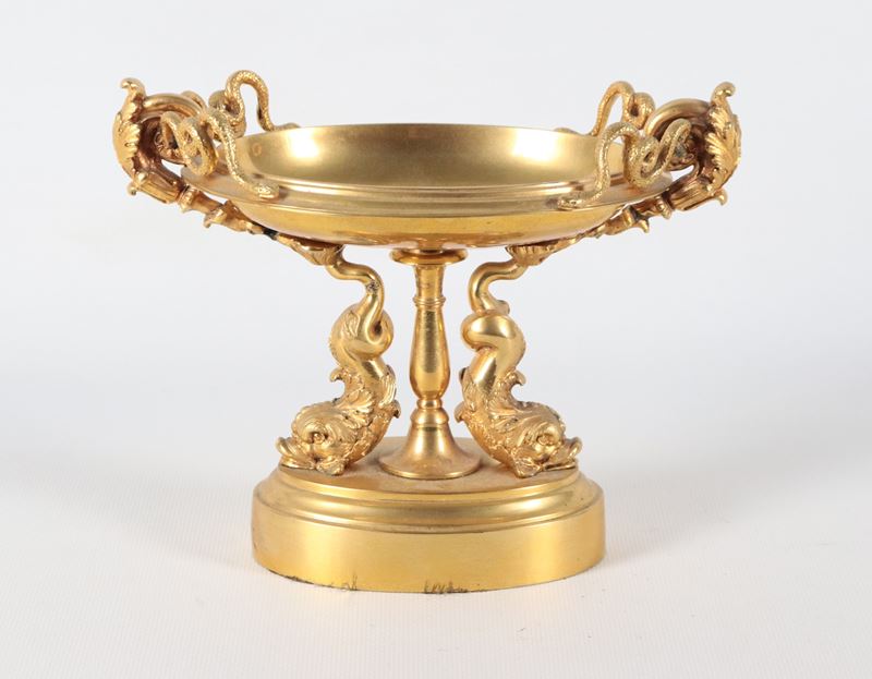 Antica piccola alzata francese Impero in bronzo dorato, sbalzato e cesellato a motivi di delfini,...