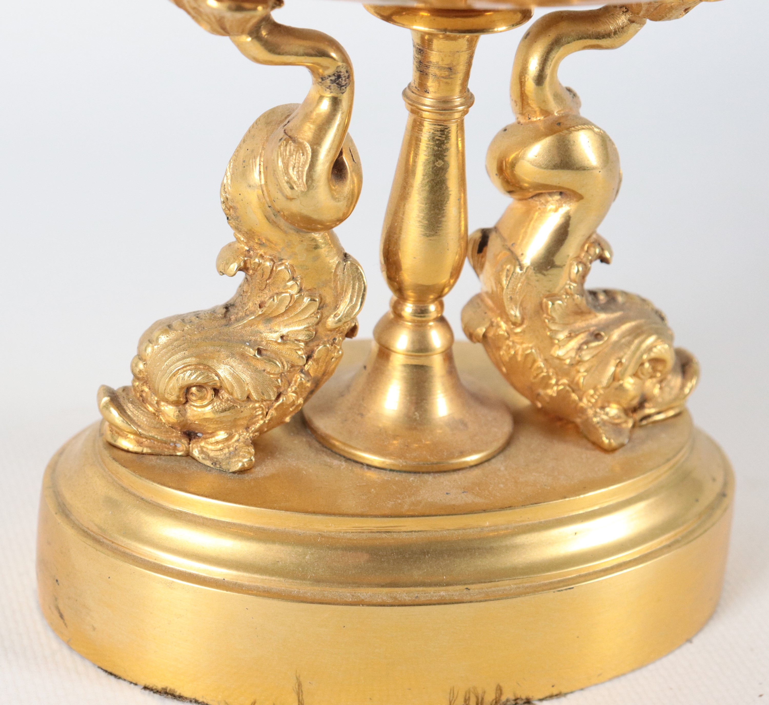 Antica piccola alzata francese Impero in bronzo dorato, sbalzato e cesellato a motivi di delfini,...