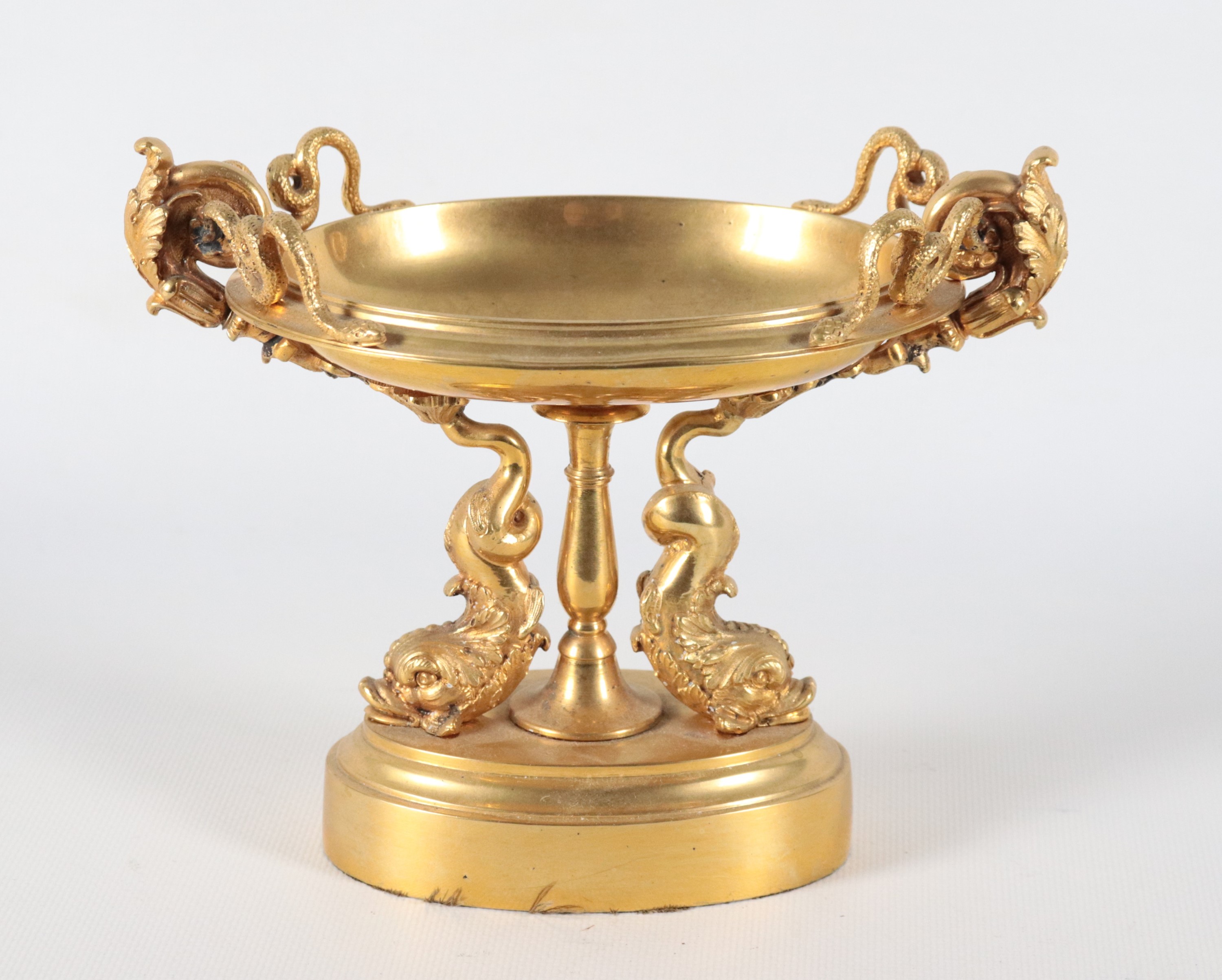 Antica piccola alzata francese Impero in bronzo dorato, sbalzato e cesellato a motivi di delfini,...